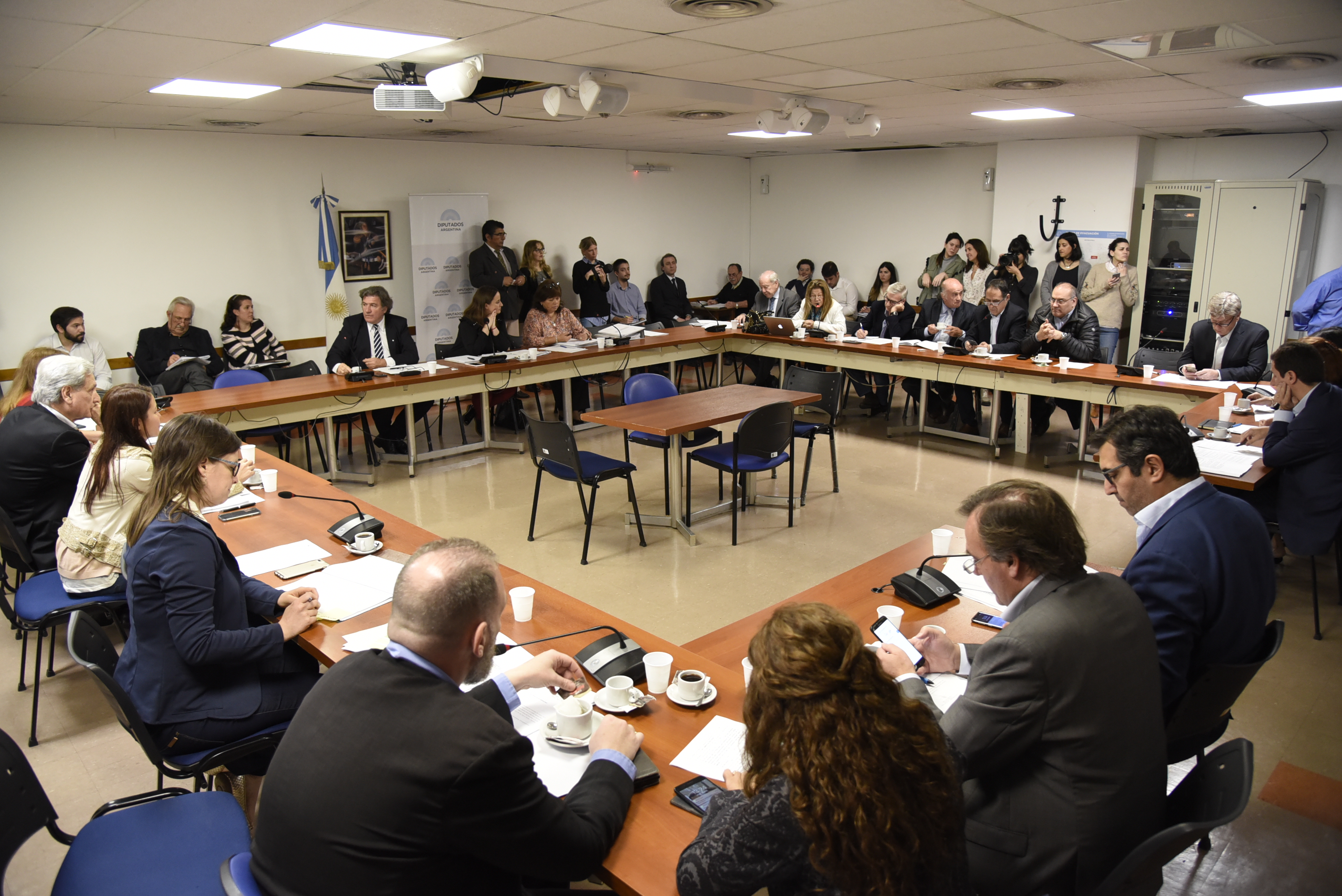 SE REUNIERON LAS COMISIONES DE ENERGÍA Y COMBUSTIBLE; BICAMERAL ESPECIAL INVESTIGADORA SOBRE LA DESAPARICIÓN, BÚSQUEDA Y OPERACIONES DE RESCATE DEL SUBMARINO A.R.A. SAN JUAN - LEY 27.433; DEFENSA DEL CONSUMIDOR, DEL USUARIO Y DE LA COMPETENCIA; LEGISLACIÓN DEL TRABAJO; ASUNTOS CONSTITUCIONALES; VIVIENDA Y ORDENAMIENTO URBANO; Y EN FORMA CONJUNTA LAS COMISIONES DE OBRAS PÚBLICAS, PEQUEÑAS Y MEDIANAS EMPRESAS Y COMERCIO; AGRICULTURA Y GANADERÍA, LEGISLACIÓN GENERAL Y PRESUPUESTO Y HACIENDA