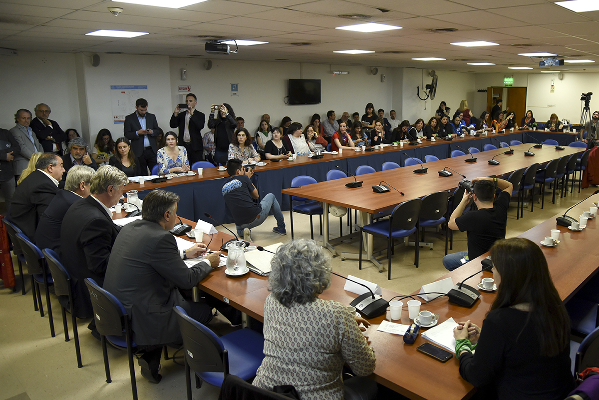 SE REUNIERON LAS COMISIONES DE ENERGÍA Y COMBUSTIBLE; BICAMERAL ESPECIAL INVESTIGADORA SOBRE LA DESAPARICIÓN, BÚSQUEDA Y OPERACIONES DE RESCATE DEL SUBMARINO A.R.A. SAN JUAN - LEY 27.433; DEFENSA DEL CONSUMIDOR, DEL USUARIO Y DE LA COMPETENCIA; LEGISLACIÓN DEL TRABAJO; ASUNTOS CONSTITUCIONALES; VIVIENDA Y ORDENAMIENTO URBANO; Y EN FORMA CONJUNTA LAS COMISIONES DE OBRAS PÚBLICAS, PEQUEÑAS Y MEDIANAS EMPRESAS Y COMERCIO; AGRICULTURA Y GANADERÍA, LEGISLACIÓN GENERAL Y PRESUPUESTO Y HACIENDA