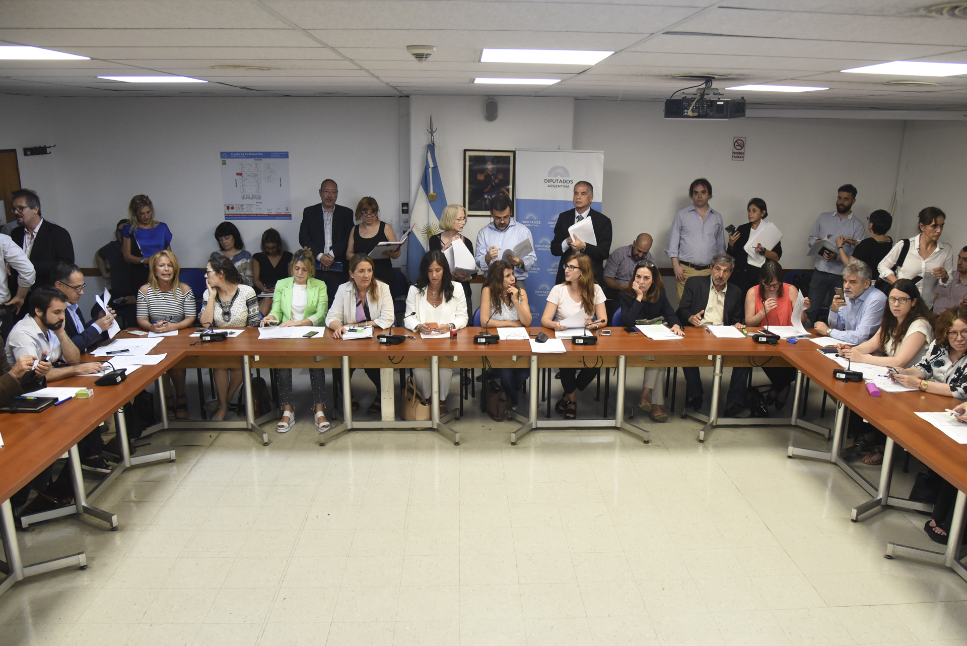 SE REUNIERON LAS SIGUIENTES COMISIONES: CULTURA; DEPORTES; PRESUPUESTO Y HACIENDA; LEGISLACIÓN GENERAL; AGRICULTURA Y GANADERÍA; CIENCIA, TECNOLOGÍA E INNOVACIÓN PRODUCTIVA; DEFENSA NACIONAL; FAMILIA, MUJER, NIÑEZ Y ADOLESCENCIA; Y DE FORMA CONJUNTA SE REUNIERON LAS SIGUIENTES COMISIONES: CIENCIA, TECNOLOGIA E INNOVACION PRODUCTIVA Y FAMILIA, MUJER, NIÑEZ Y ADOLESCENCIA; LAS COMISIONES DE FAMILIA, MUJER, NIÑEZ Y ADOLESCENCIA Y LEGISLACION GENERAL; LAS COMISIONES DE RELACIONES EXTERIORES Y CULTO, LEGISLACION GENERAL E INDUSTRIA. 
