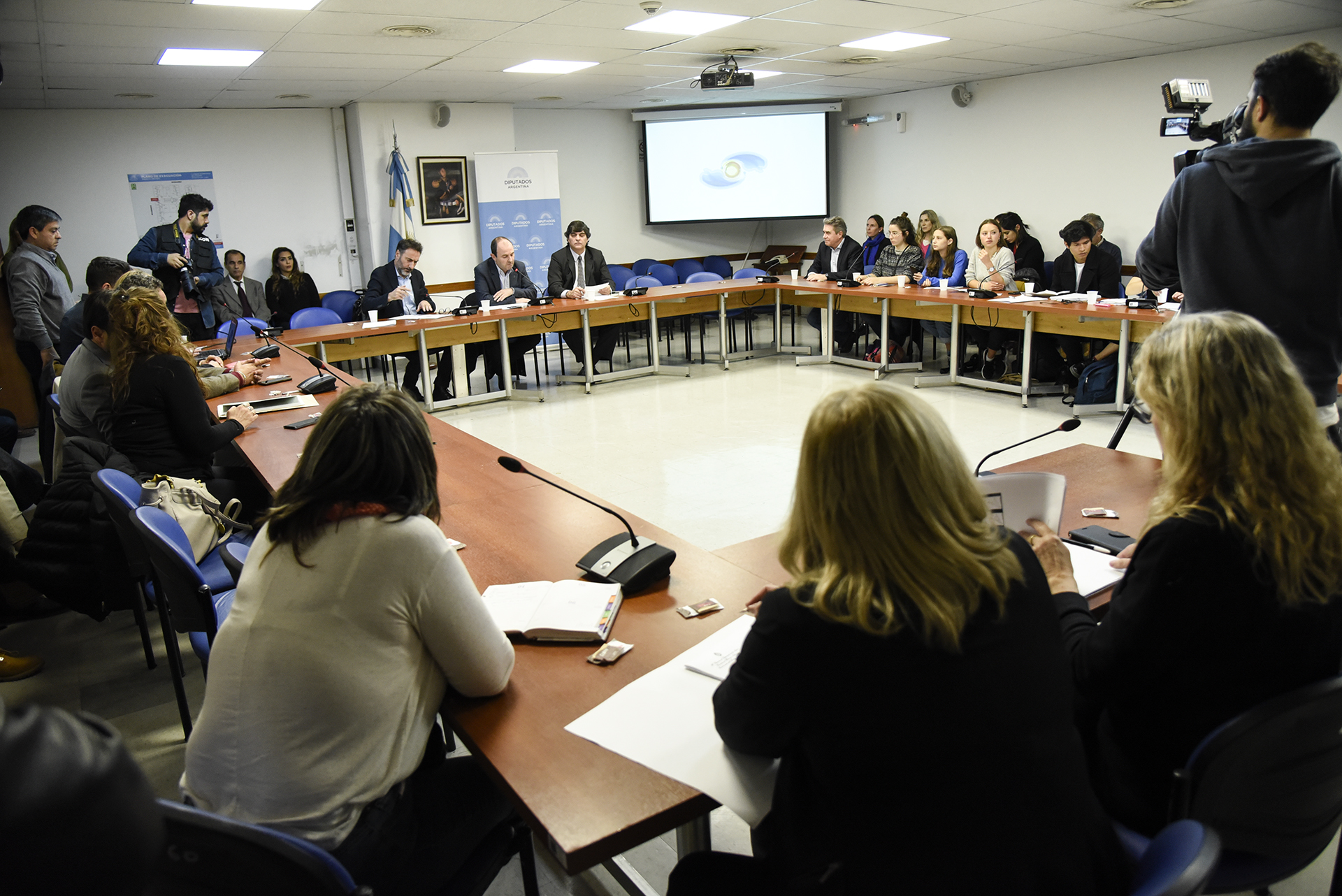 SE REUNIERON LAS SIGUIENTES COMISIONES: BICAMERAL ESPECIAL INVESTIGADORA SOBRE LA DESAPARICIÓN, BÚSQUEDA Y OPERACIONES DE RESCATE DEL SUBMARINO A.R.A SAN JUAN - LEY 27.433; RECURSOS NATURALES Y CONSERVACION DEL AMBIENTE HUMANO; CIENCIA, TECNOLOGIA E INNOVACION PRODUCTIVA Y DE FORMA CONJUNTA LAS COMISIONES DE DEFENSA DEL CONSUMIDOR, DEL USUARIO Y DE LA COMPETENCIA; COMERCIO Y LEGISLACION GENERAL