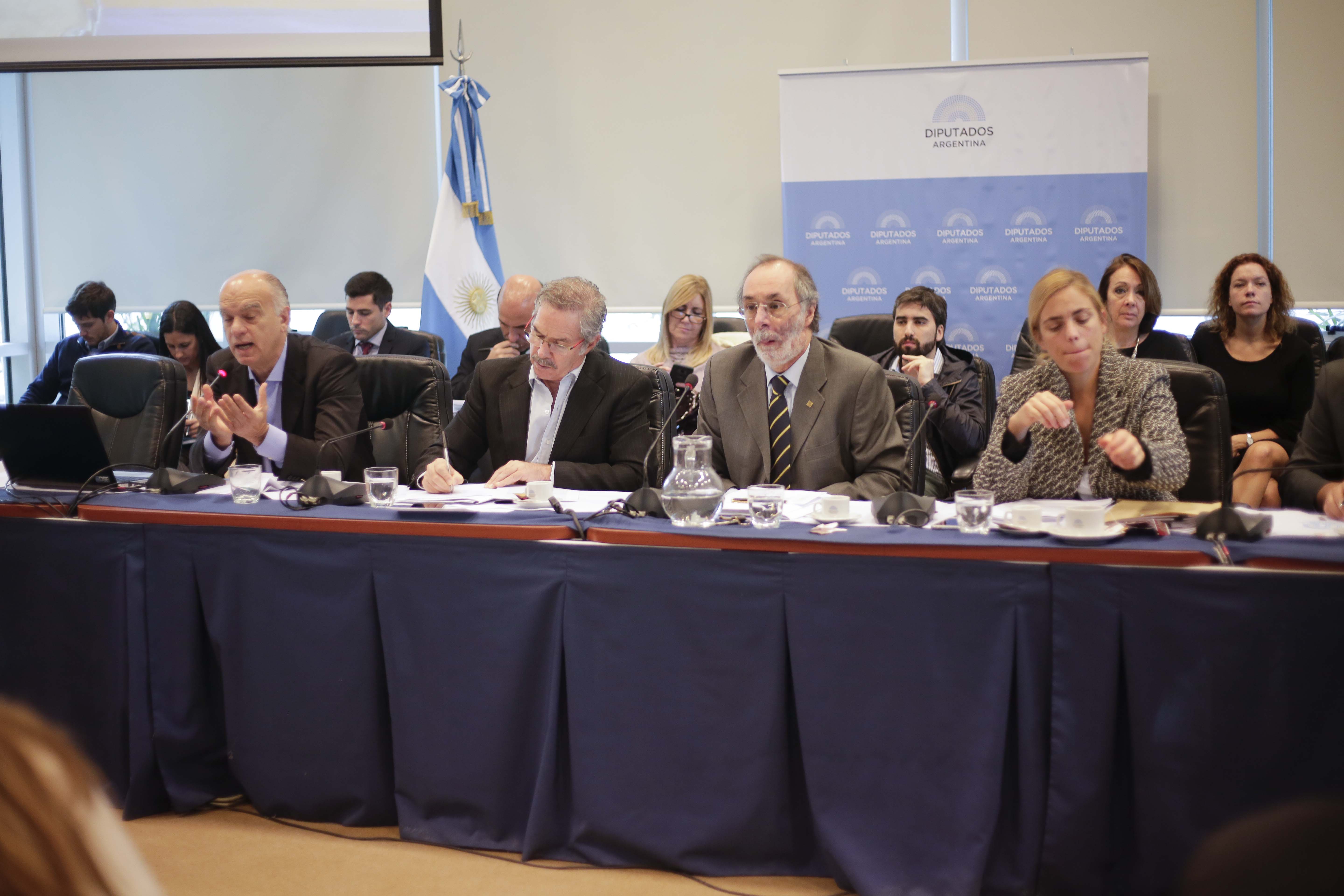 SE REUNIERON LAS COMISIONES ESPECIAL PARA EL SEGUIMIENTO DE LOS EMPRENDIMIENTOS HIDROELÉCTRICOS DE YACYRETÁ, CORPUS, GARABÍ Y RONCADOR; LA BICAMERAL PERMANENTE DE FISCALIZACIÓN DE LOS ÓRGANOS Y ACTIVIDADES DE SEGURIDAD INTERIOR; LA DE ASUNTOS CONSTITUCIONALES; LA DE VIVIENDA Y ORDENAMIENTO URBANO; LA DE LEGISLACIÓN GENERAL; LA DE PRESUPUESTO Y HACIENDA; LA DE INTERESES MARÍTIMOS, FLUVIALES, PESQUEROS Y PORTUARIOS, Y LA COMISIÓN DE LEGISLACIÓN PENAL