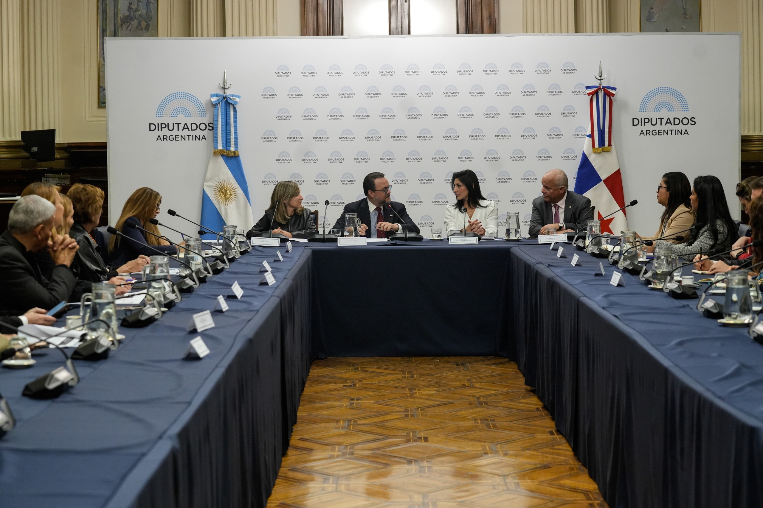 Galeria de imagenes de la noticia DIPUTADOS RECIBIERON AL MINISTRO DE COMERCIO E INDUSTRIAS DE PANAMÁ