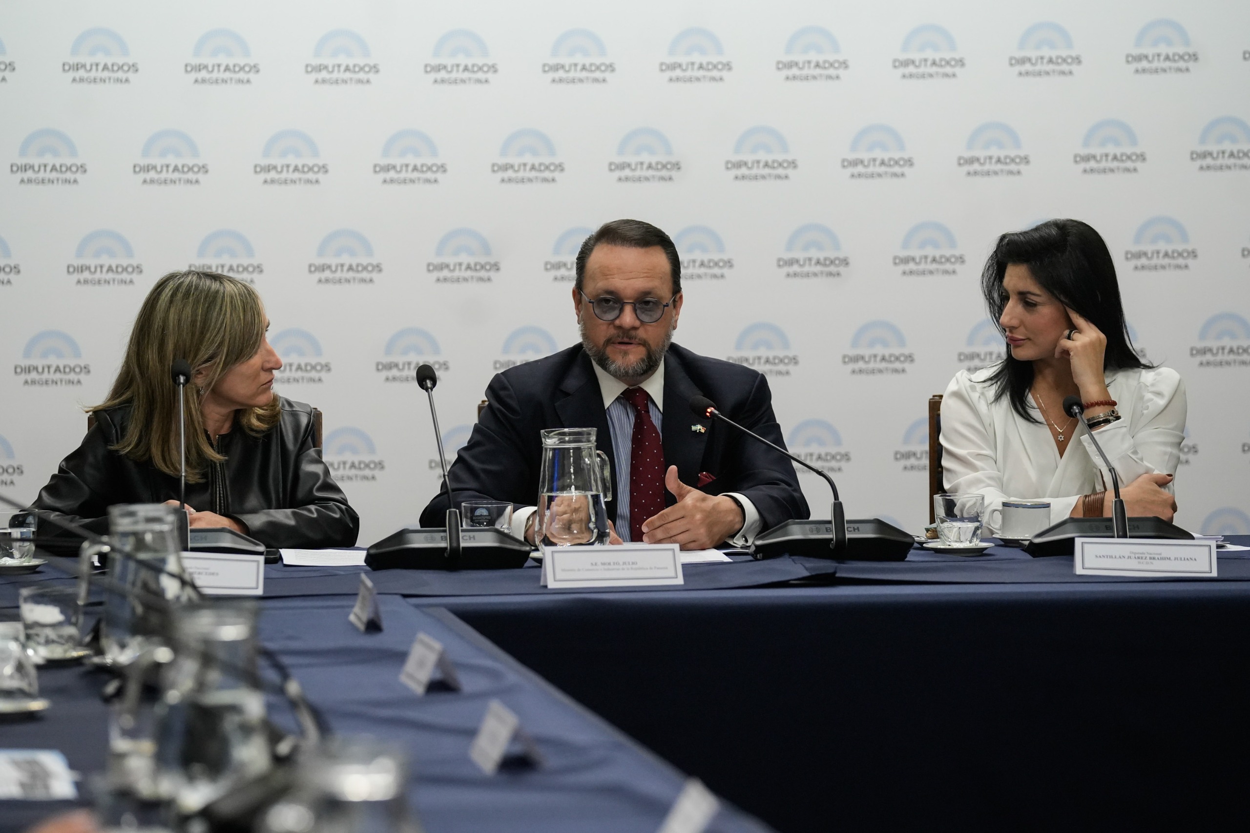 Galeria de imagenes de la noticia DIPUTADOS RECIBIERON AL MINISTRO DE COMERCIO E INDUSTRIAS DE PANAMÁ