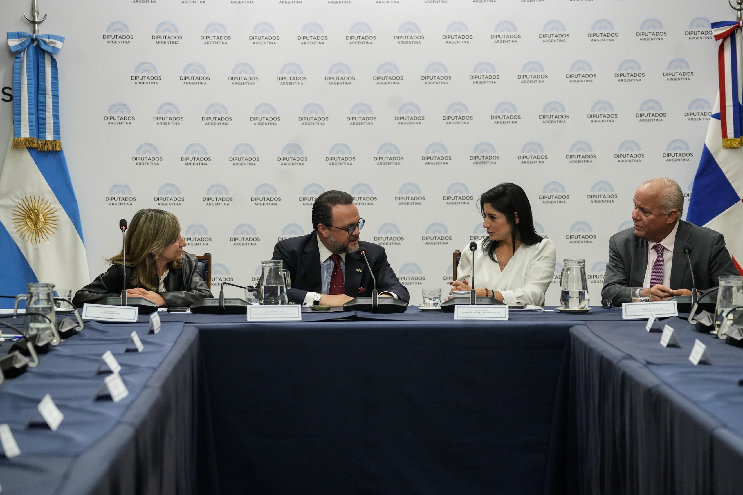 Galeria de imagenes de la noticia DIPUTADOS RECIBIERON AL MINISTRO DE COMERCIO E INDUSTRIAS DE PANAMÁ