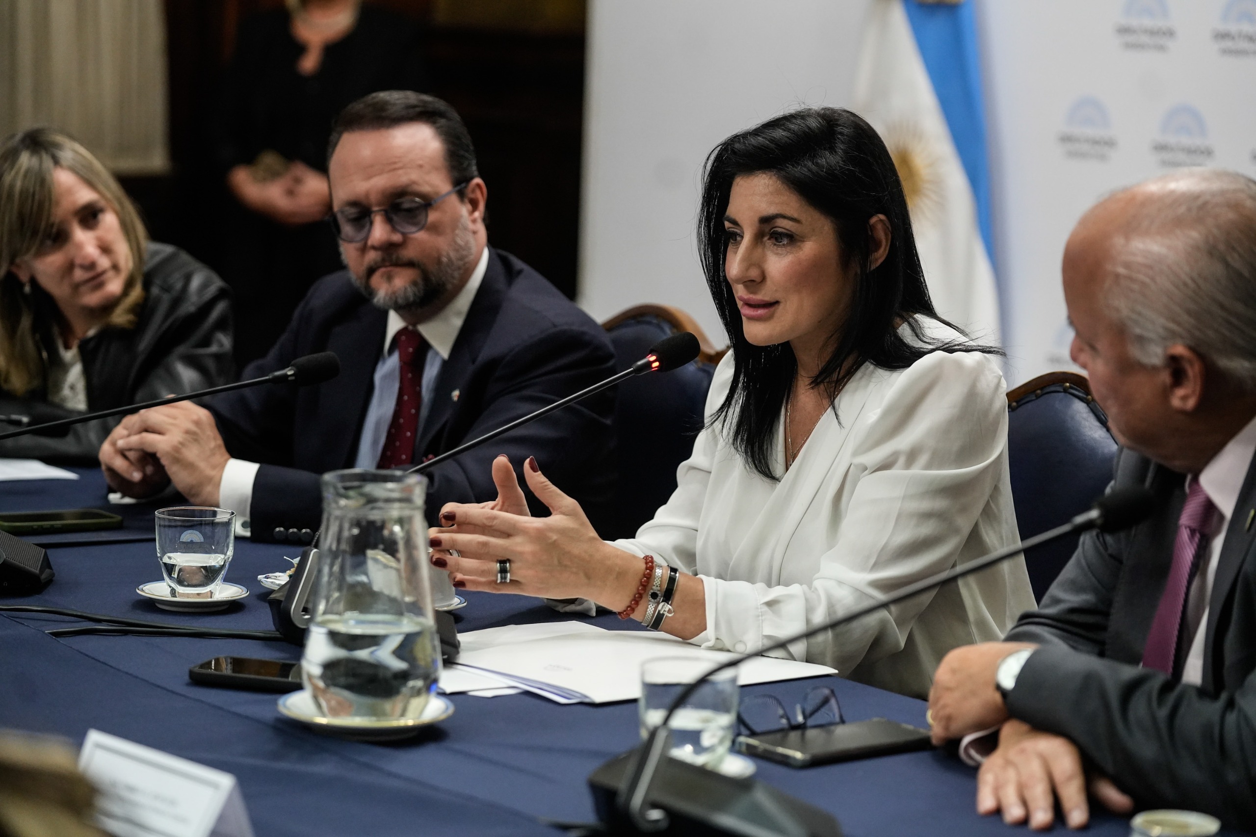 Galeria de imagenes de la noticia DIPUTADOS RECIBIERON AL MINISTRO DE COMERCIO E INDUSTRIAS DE PANAMÁ