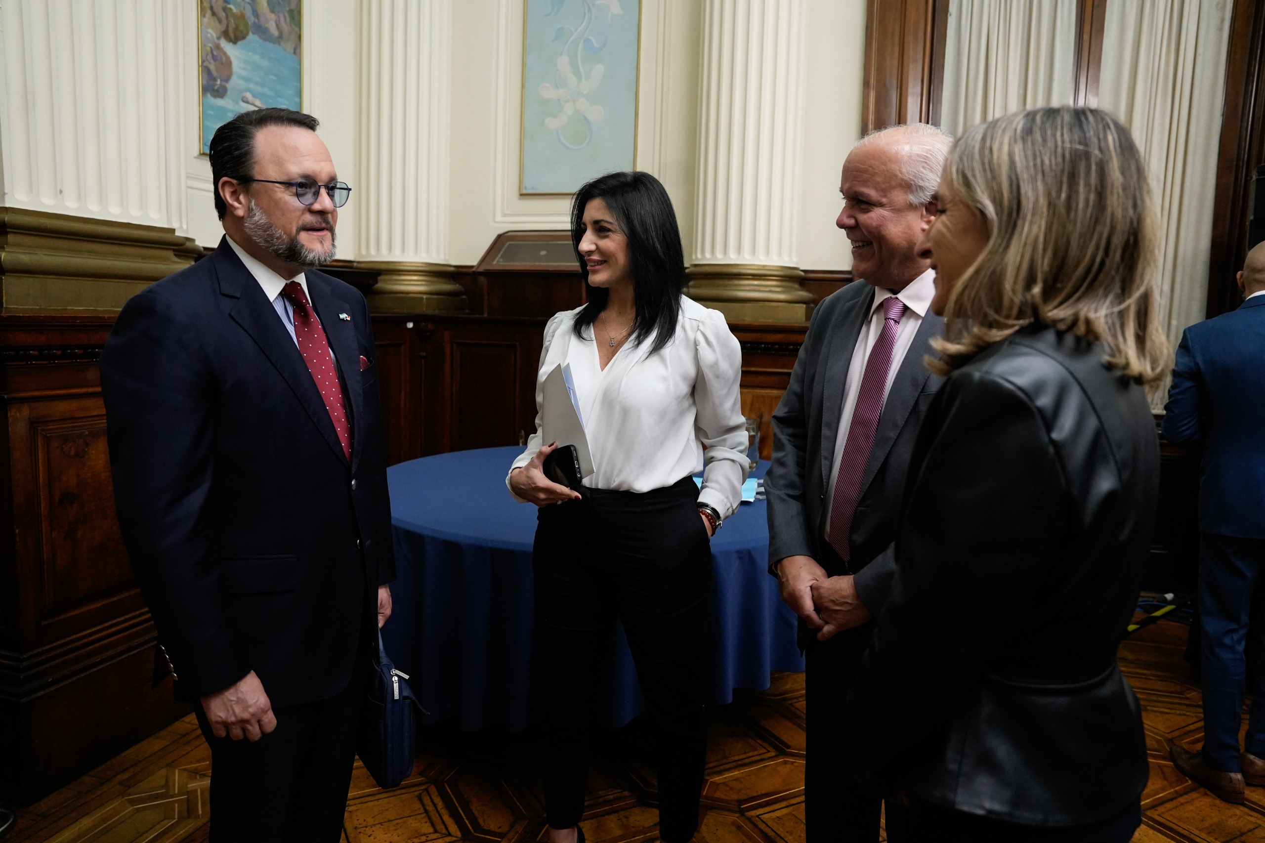 Galeria de imagenes de la noticia DIPUTADOS RECIBIERON AL MINISTRO DE COMERCIO E INDUSTRIAS DE PANAMÁ