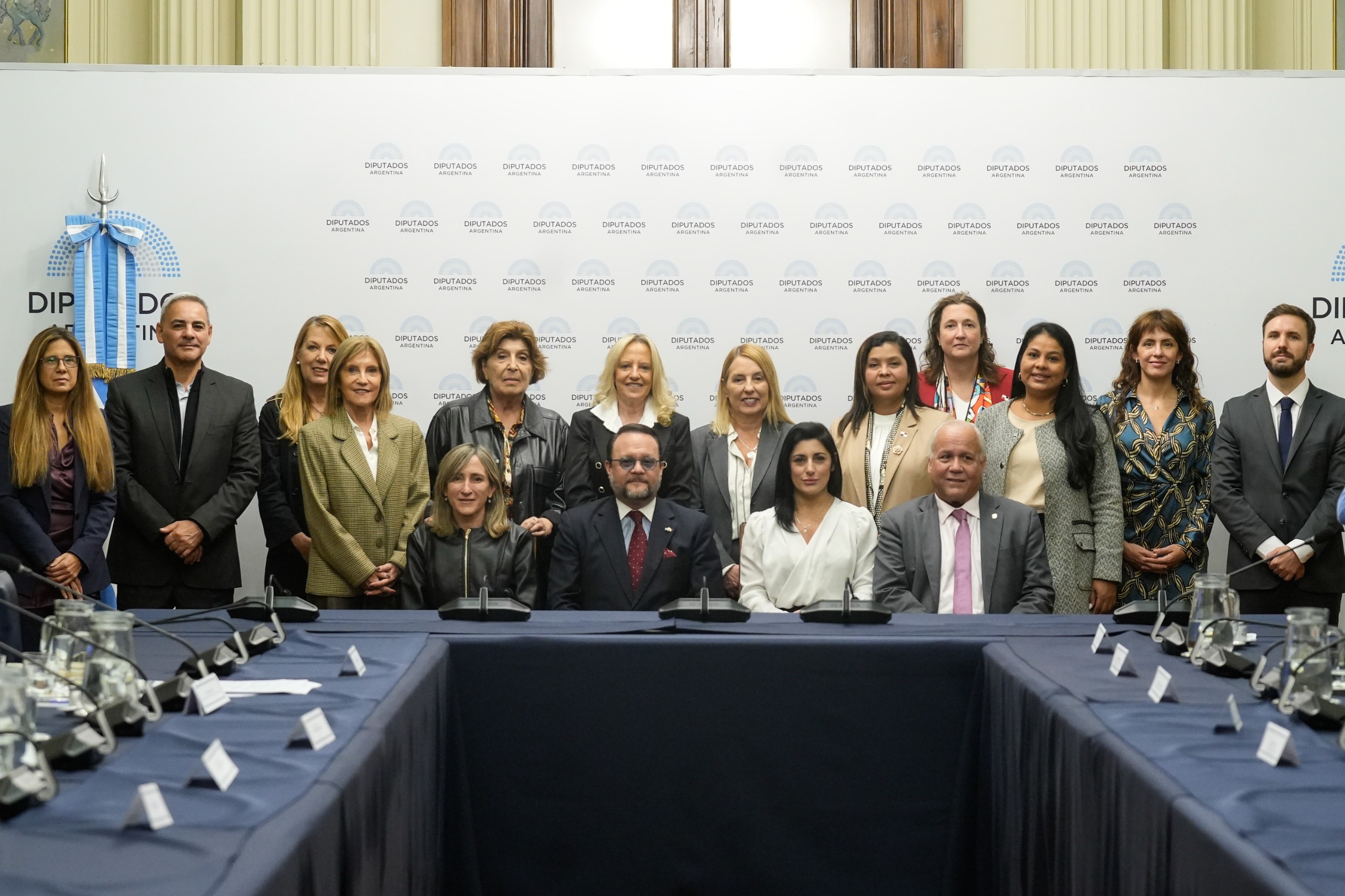 Galeria de imagenes de la noticia DIPUTADOS RECIBIERON AL MINISTRO DE COMERCIO E INDUSTRIAS DE PANAMÁ