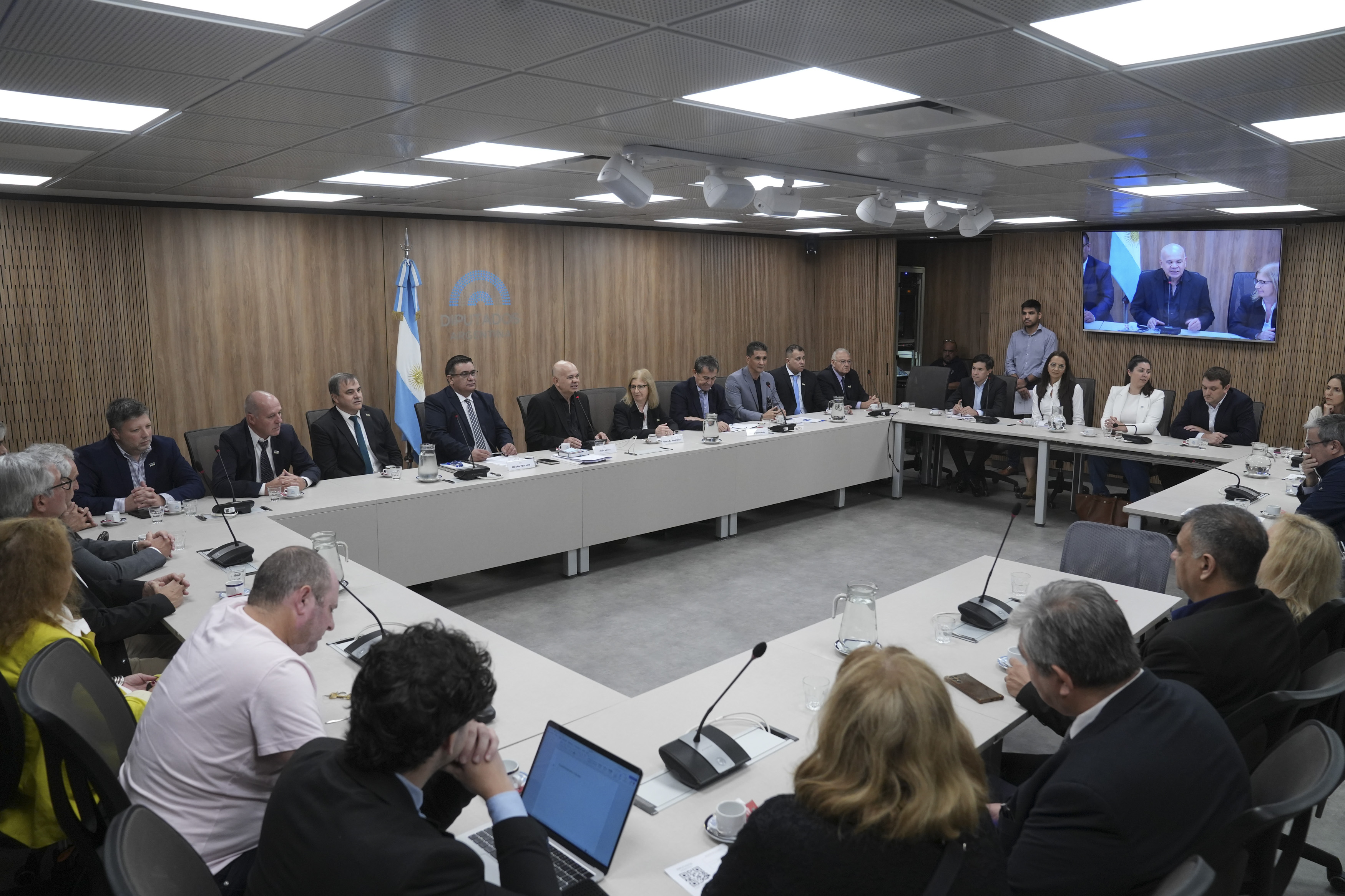 Galeria de imagenes de la noticia INTEGRANTES DE LA CONFEDERACIÓN DE MUTUALIDADES EXPUSIERON EN LA COMISIÓN DE ASUNTOS COOPERATIVOS