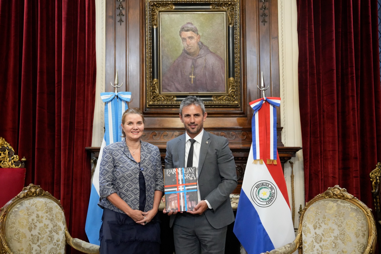 Galeria de imagenes de la noticia MARTÍN MENEM RECIBIÓ A LA EMBAJADORA DE PARAGUAY, HELENA FELIP