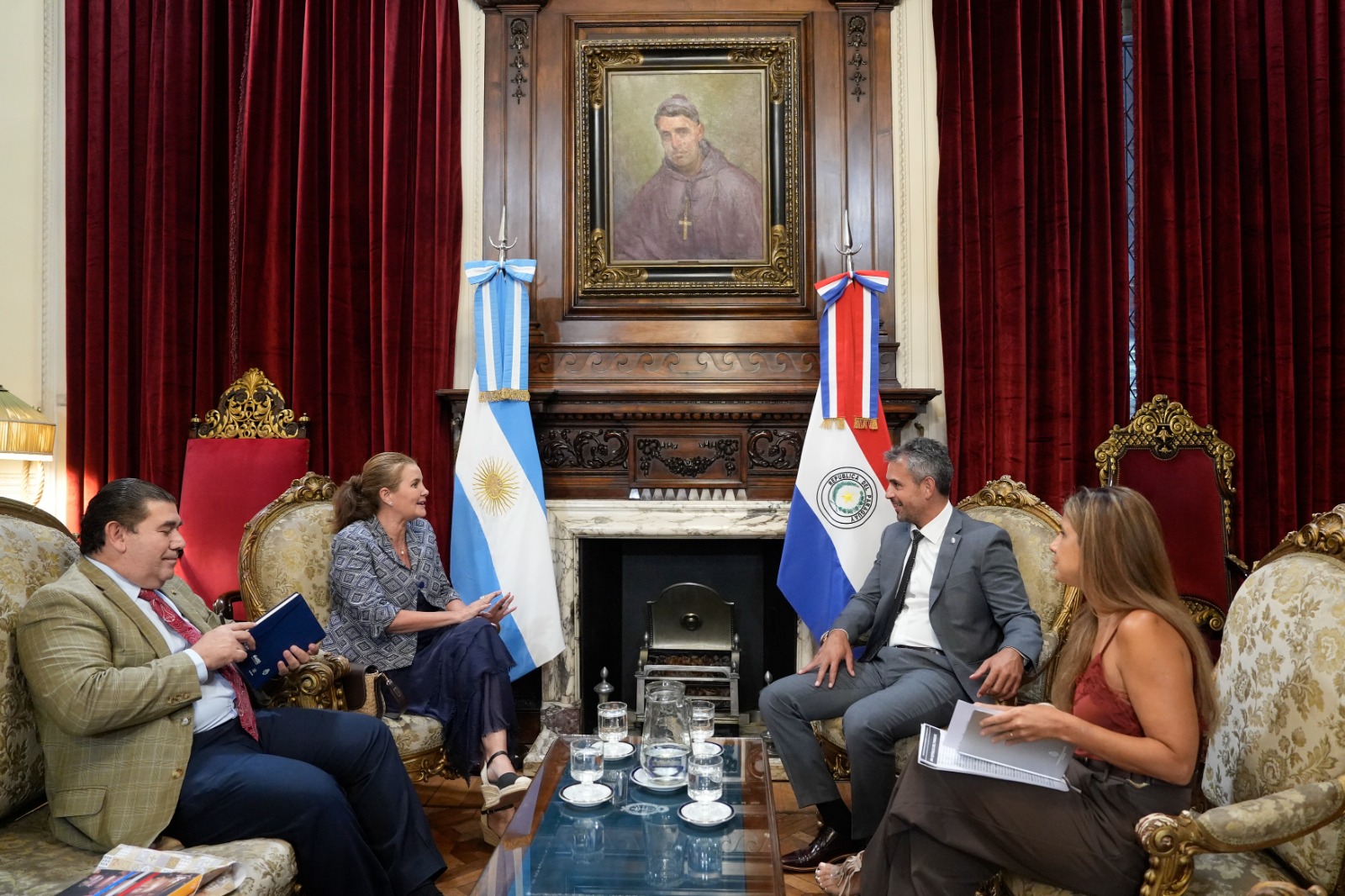 Galeria de imagenes de la noticia MARTÍN MENEM RECIBIÓ A LA EMBAJADORA DE PARAGUAY, HELENA FELIP