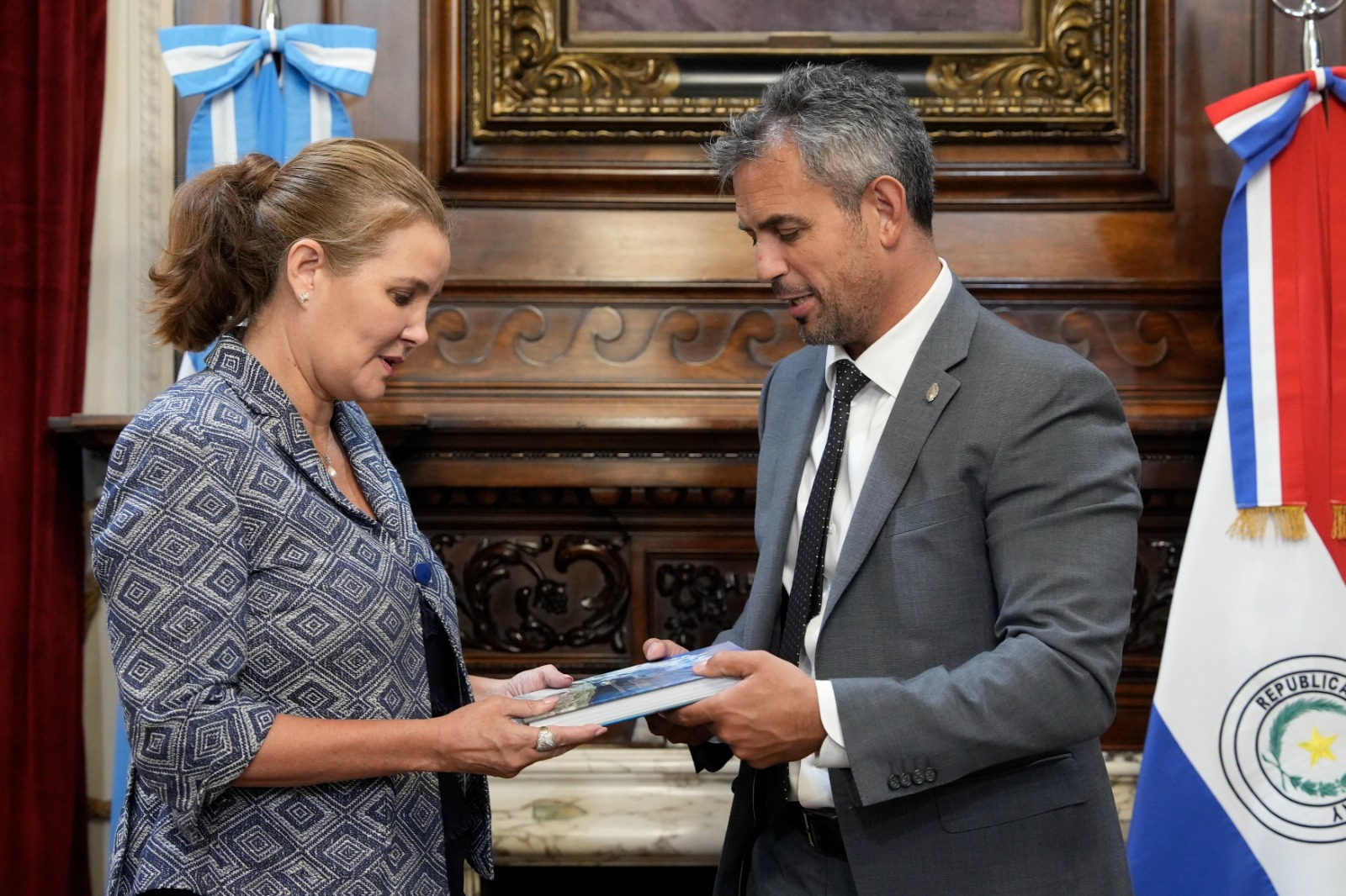 Galeria de imagenes de la noticia MARTÍN MENEM RECIBIÓ A LA EMBAJADORA DE PARAGUAY, HELENA FELIP