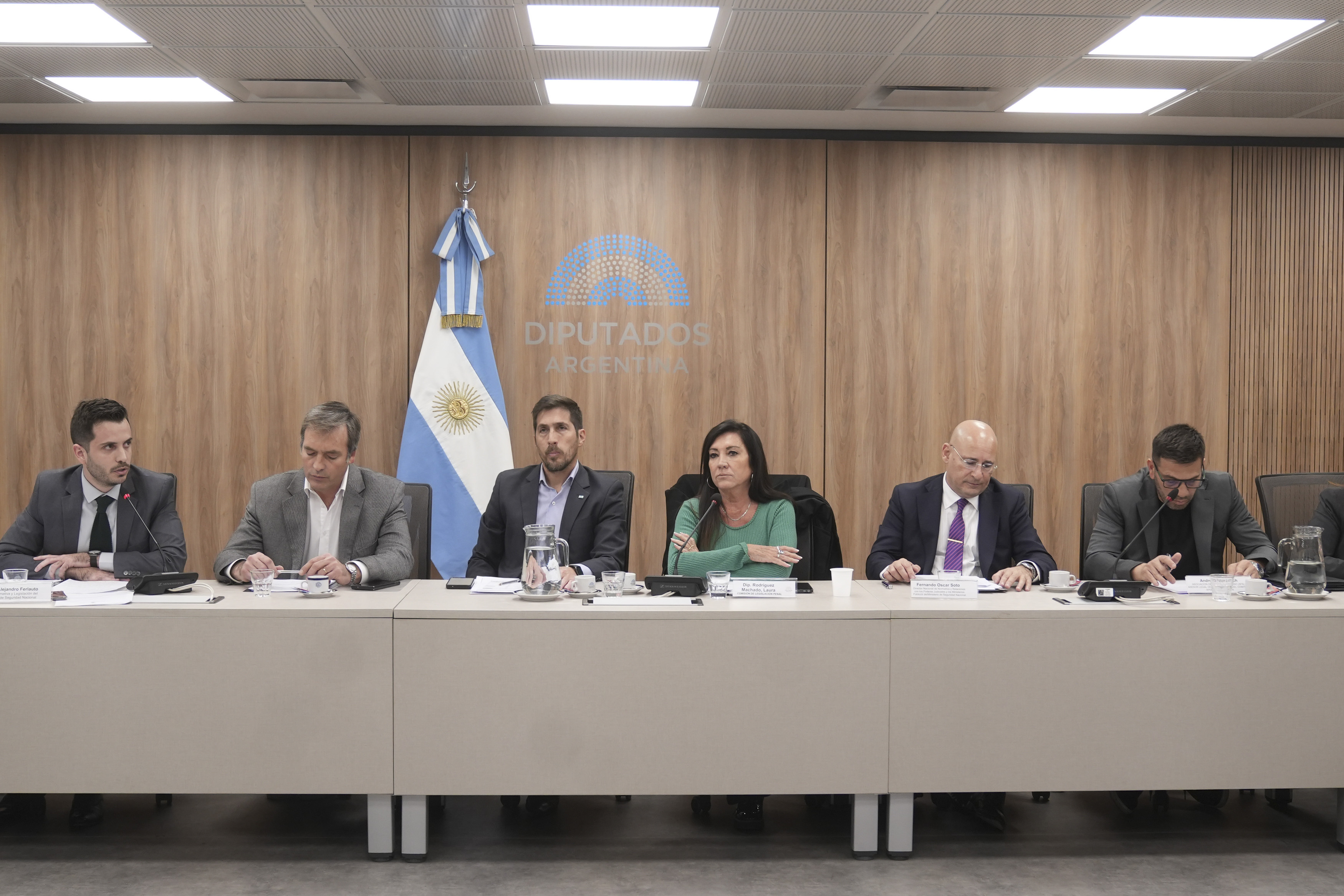 Galeria de imagenes de la noticia REPRESENTANTES DEL MINISTERIO DE SEGURIDAD Y DE AFA RESPALDARON EL PROYECTO ANTI BARRAS EN EL FÚTBOL