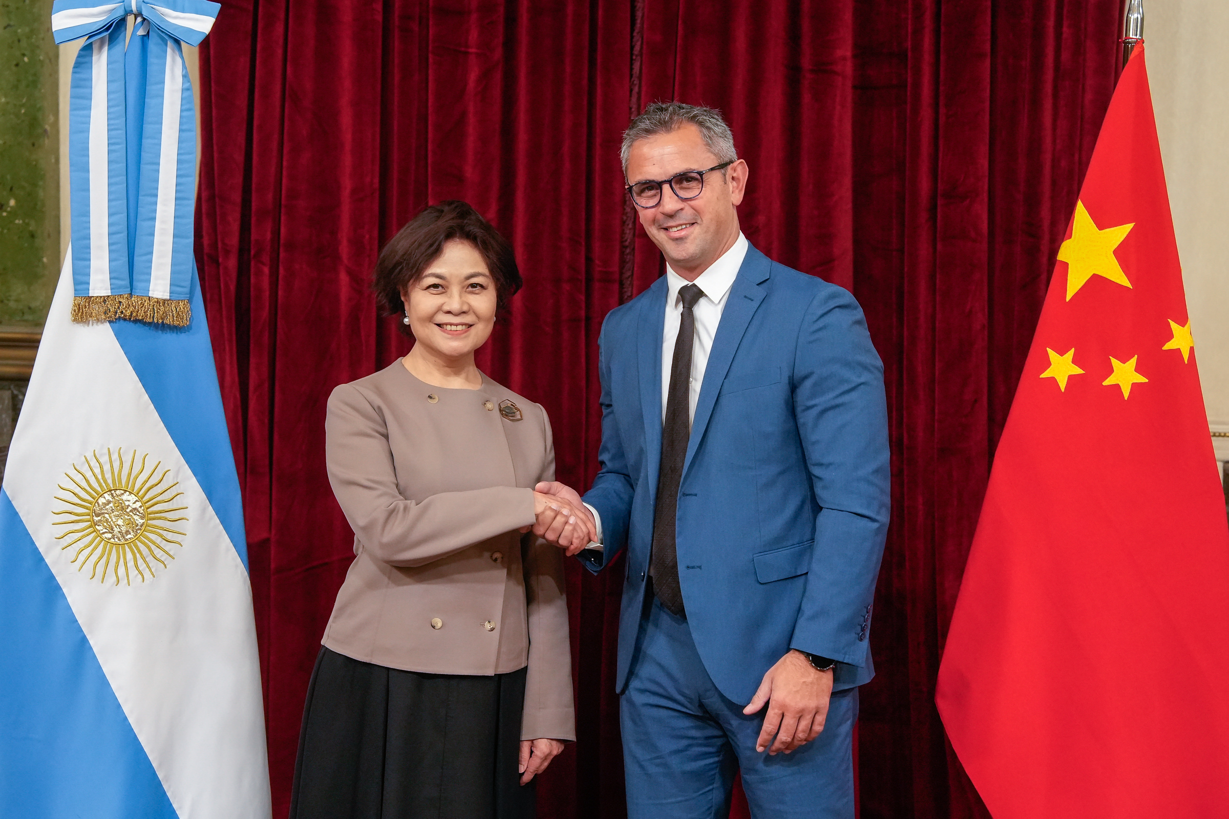 Galeria de imagenes de la noticia MARTÍN MENEM ENCABEZÓ UNA REUNIÓN CON LA VICEPRESIDENTE DE LA ASAMBLEA POPULAR CHINA