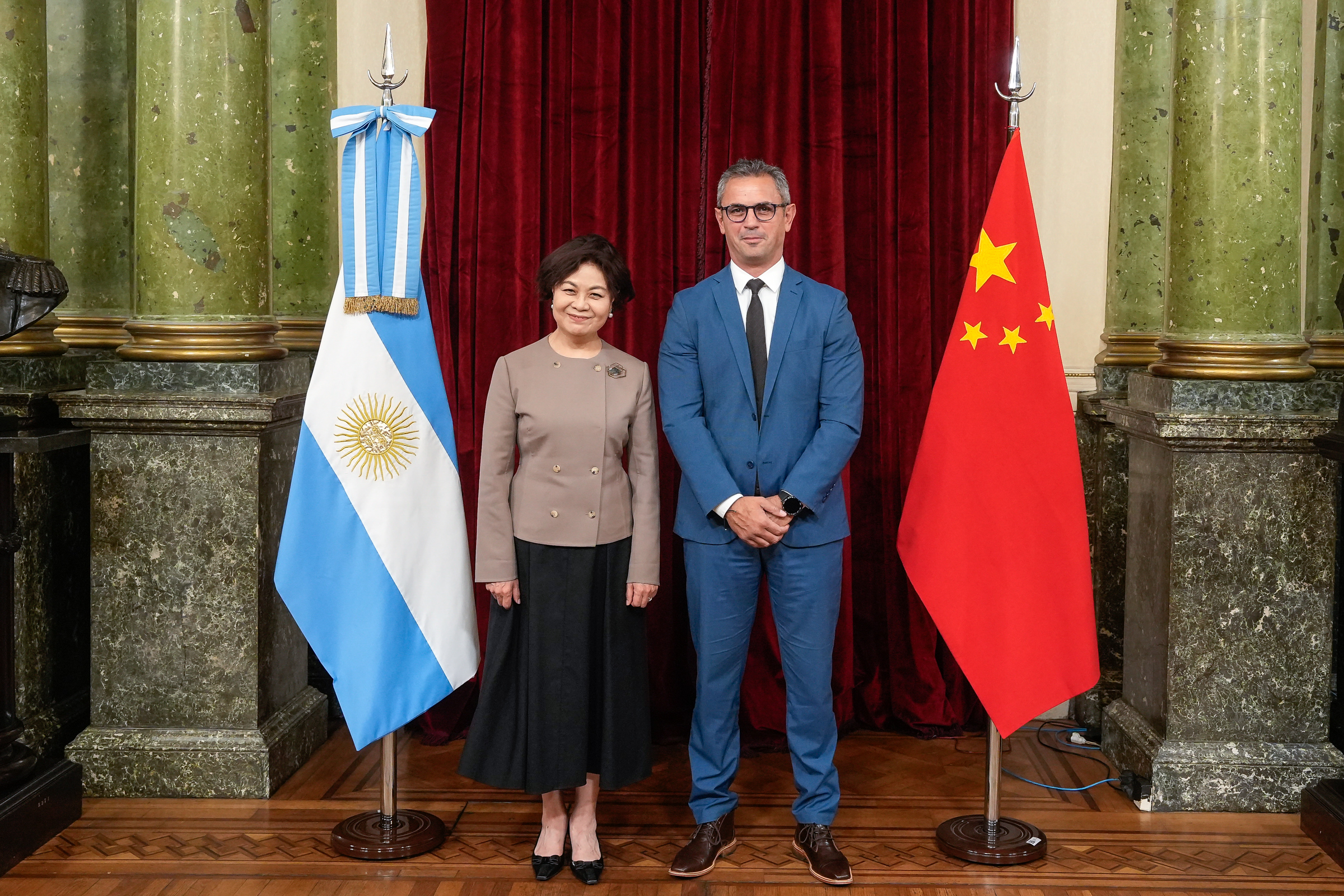 Galeria de imagenes de la noticia MARTÍN MENEM ENCABEZÓ UNA REUNIÓN CON LA VICEPRESIDENTE DE LA ASAMBLEA POPULAR CHINA