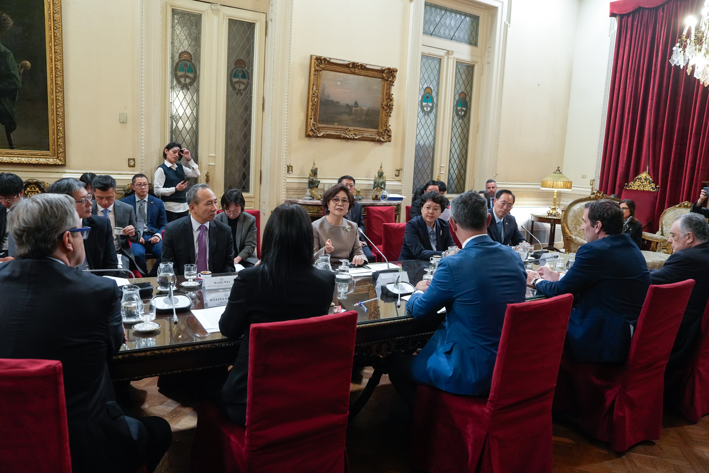 Galeria de imagenes de la noticia MARTÍN MENEM ENCABEZÓ UNA REUNIÓN CON LA VICEPRESIDENTE DE LA ASAMBLEA POPULAR CHINA