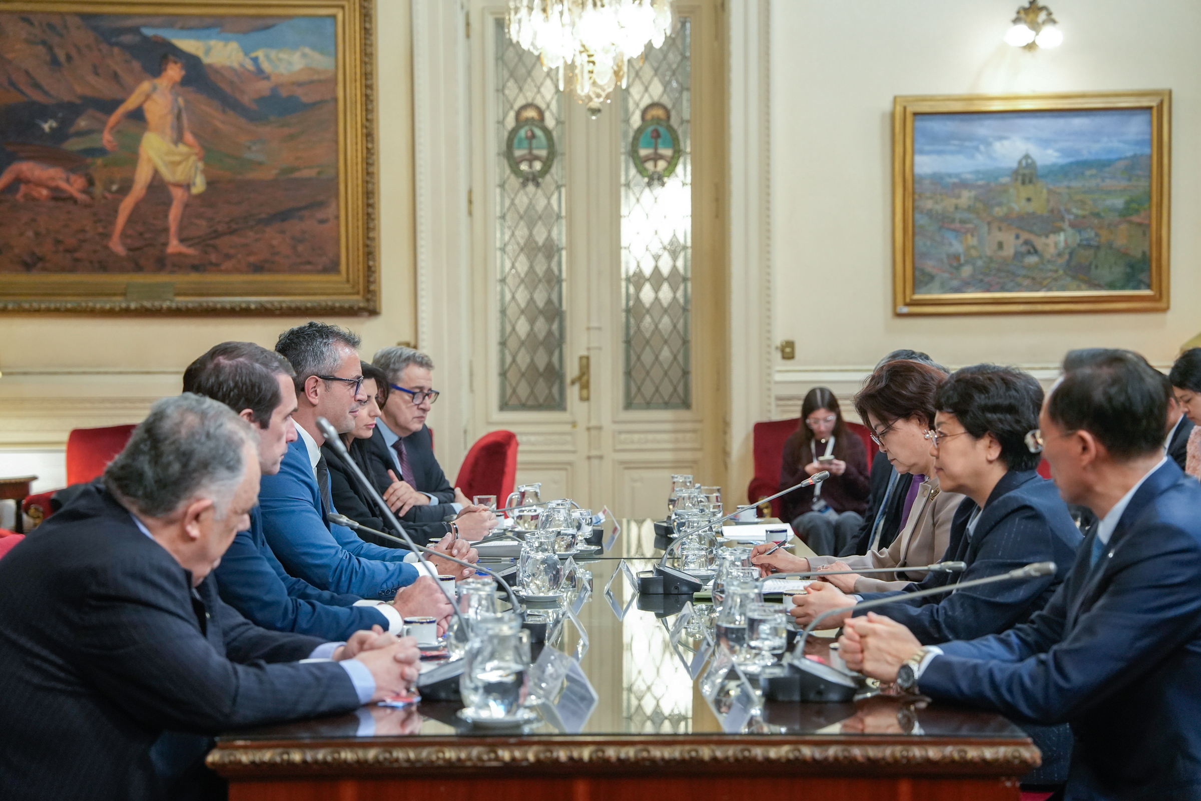 Galeria de imagenes de la noticia MARTÍN MENEM ENCABEZÓ UNA REUNIÓN CON LA VICEPRESIDENTE DE LA ASAMBLEA POPULAR CHINA