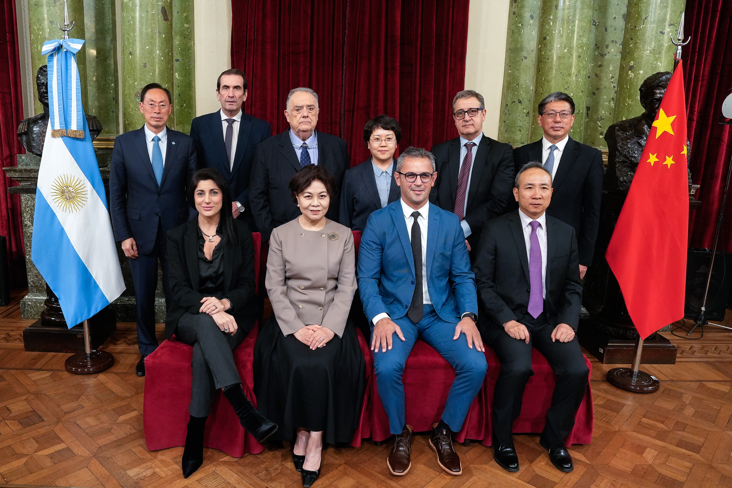 Galeria de imagenes de la noticia MARTÍN MENEM ENCABEZÓ UNA REUNIÓN CON LA VICEPRESIDENTE DE LA ASAMBLEA POPULAR CHINA