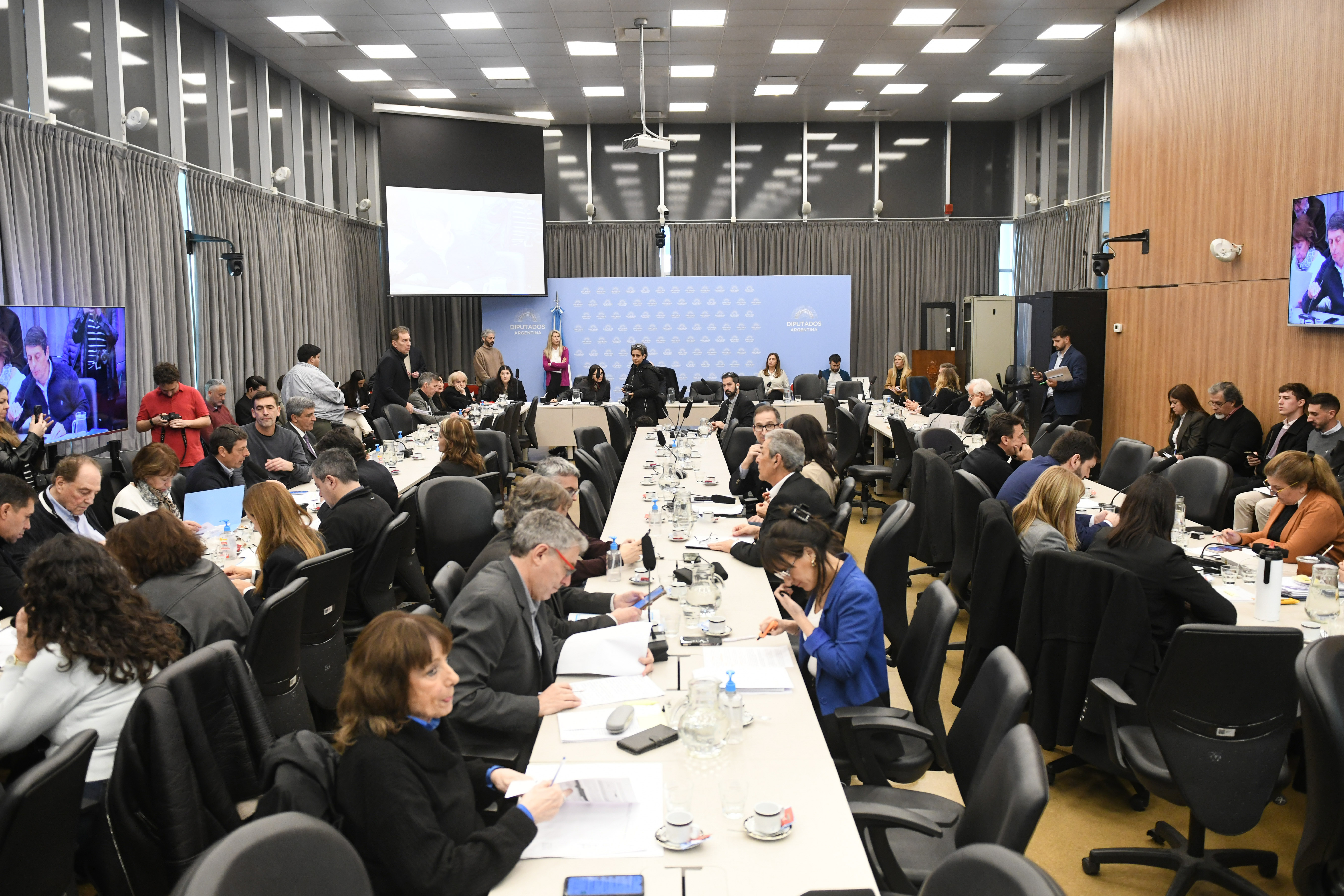 Galeria de imagenes de la noticia OBTUVO DICTAMEN LA INICIATIVA PARA COPARTICIPAR LOS APORTES DEL TESORO NACIONAL