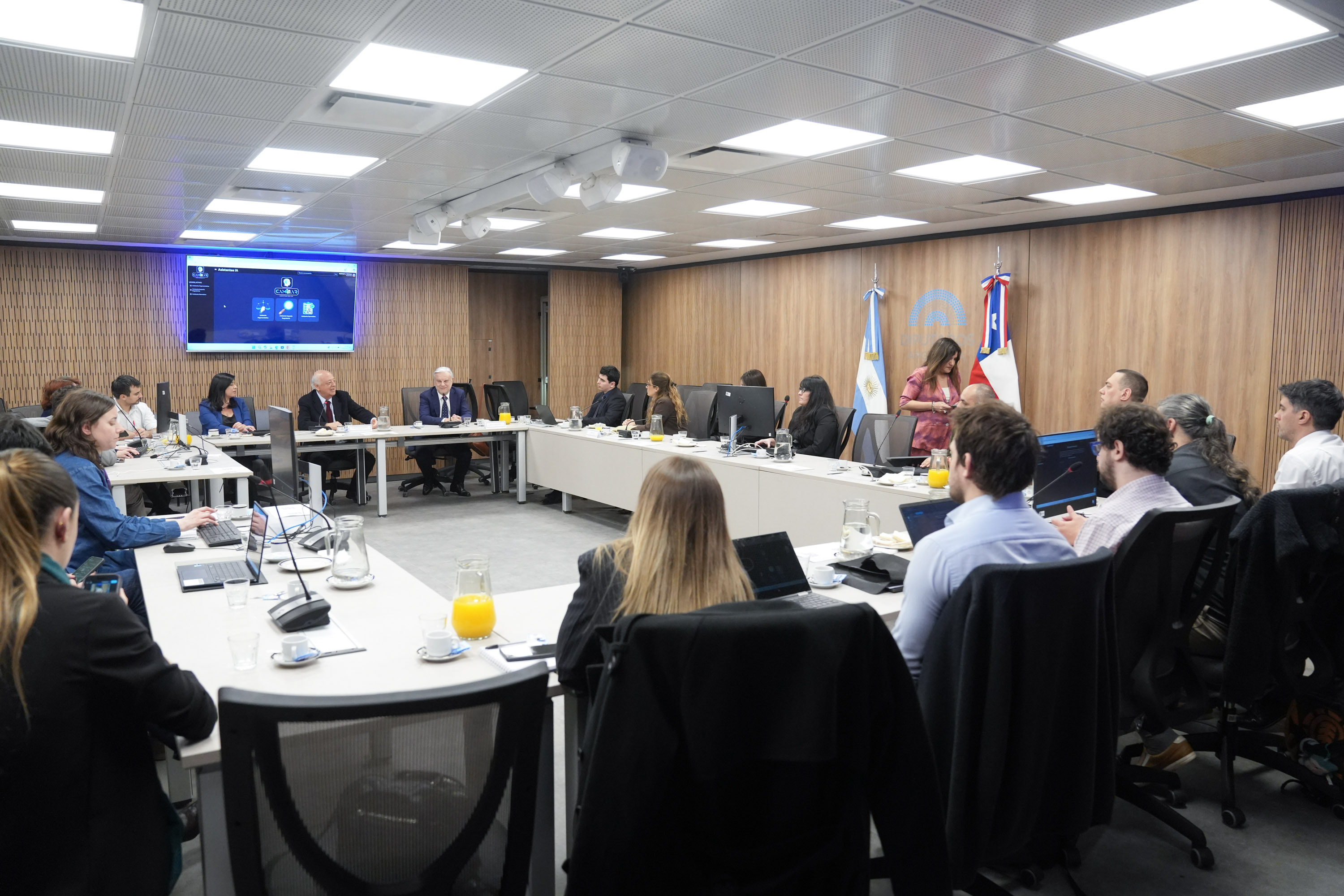 Galeria de imagenes de la noticia SE REALIZÓ EN DIPUTADOS UN TALLER PRESENTACIÓN DEL MODELO PARLAMENTARIO DE IA CHILENO