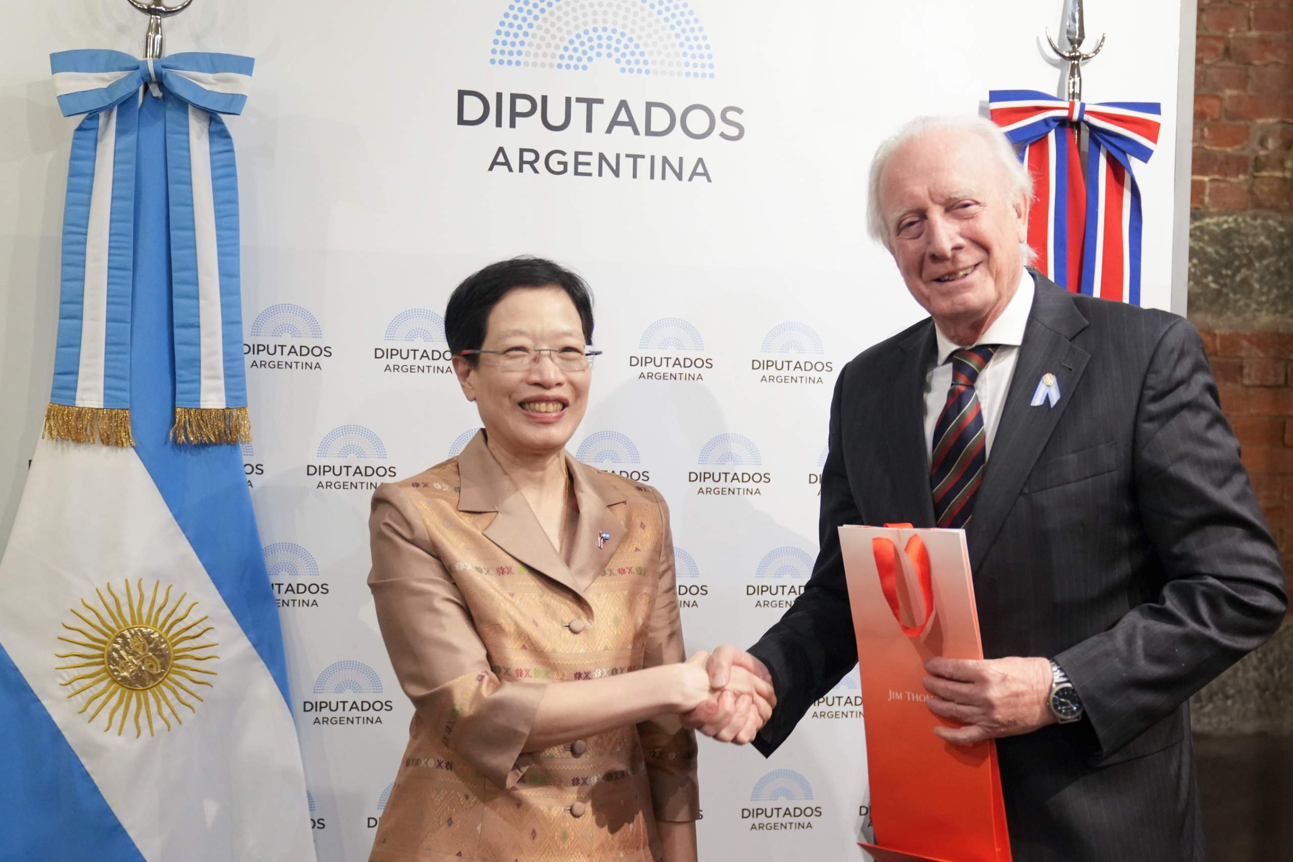 Galeria de imagenes de la noticia EL PRESIDENTE DEL GRUPO PARLAMENTARIO DE AMISTAD CON TAILANDIA RECIBIÓ A UNA DELEGACIÓN DEL PAÍS ASIÁTICO