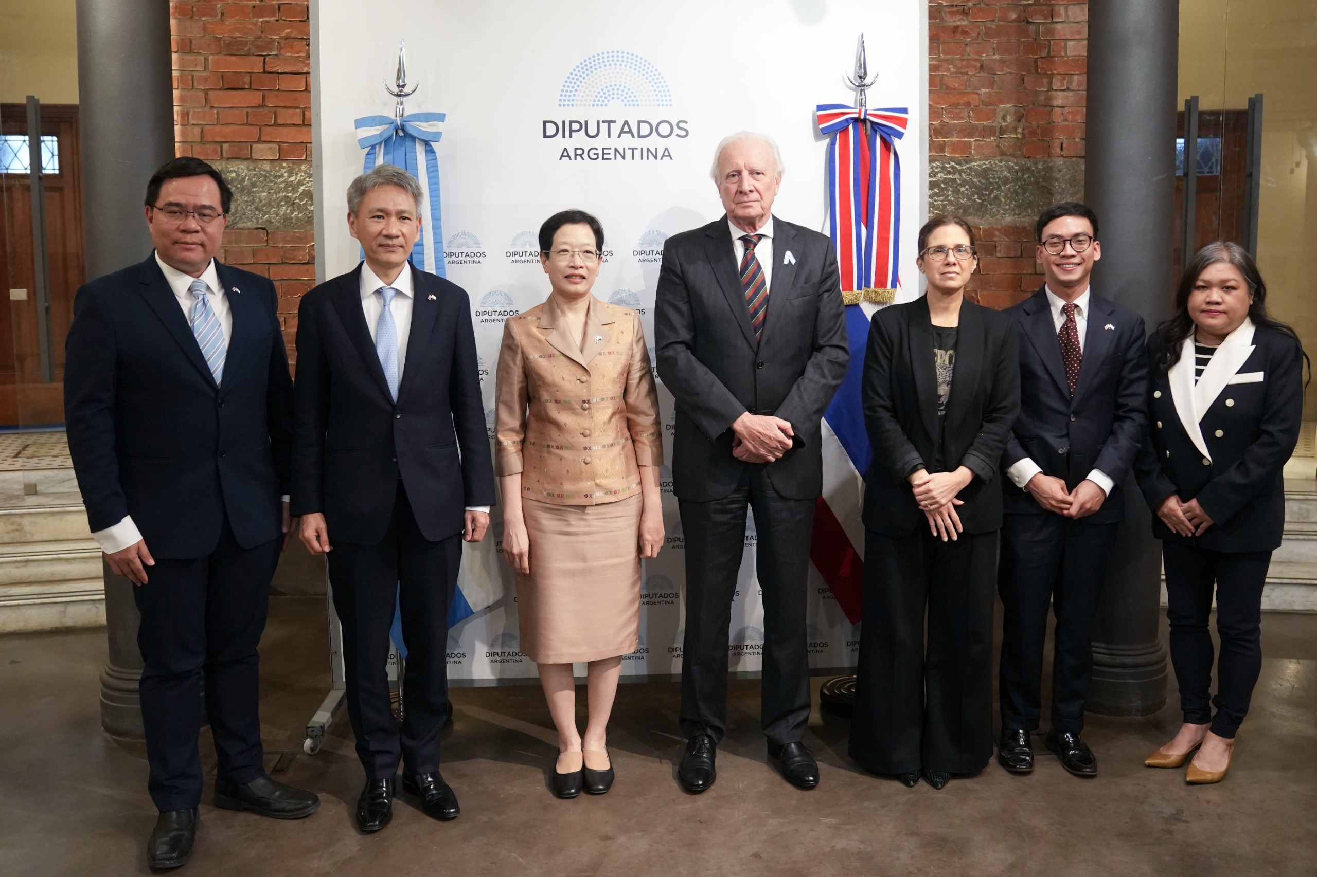 Galeria de imagenes de la noticia EL PRESIDENTE DEL GRUPO PARLAMENTARIO DE AMISTAD CON TAILANDIA RECIBIÓ A UNA DELEGACIÓN DEL PAÍS ASIÁTICO
