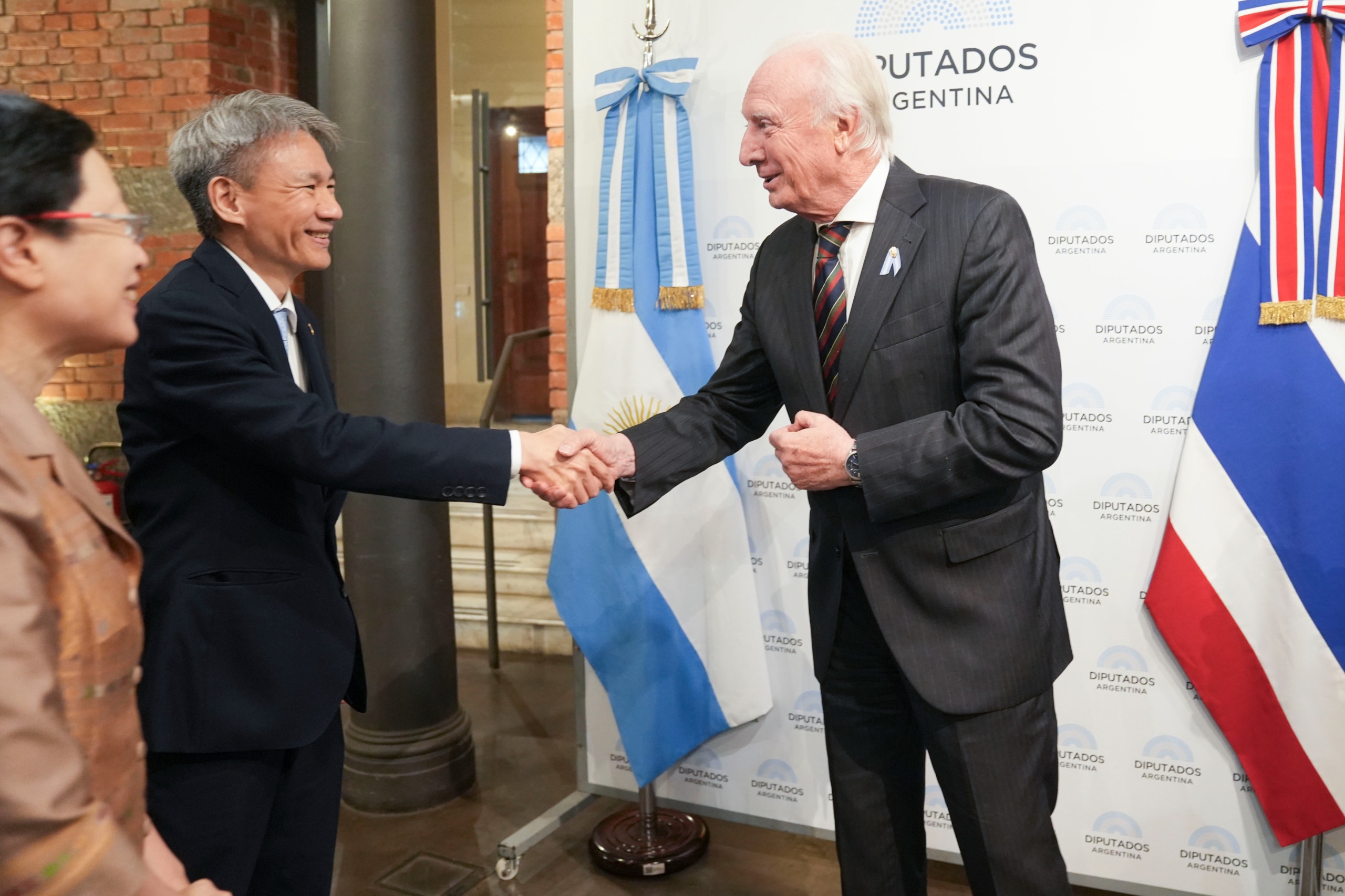 Galeria de imagenes de la noticia EL PRESIDENTE DEL GRUPO PARLAMENTARIO DE AMISTAD CON TAILANDIA RECIBIÓ A UNA DELEGACIÓN DEL PAÍS ASIÁTICO