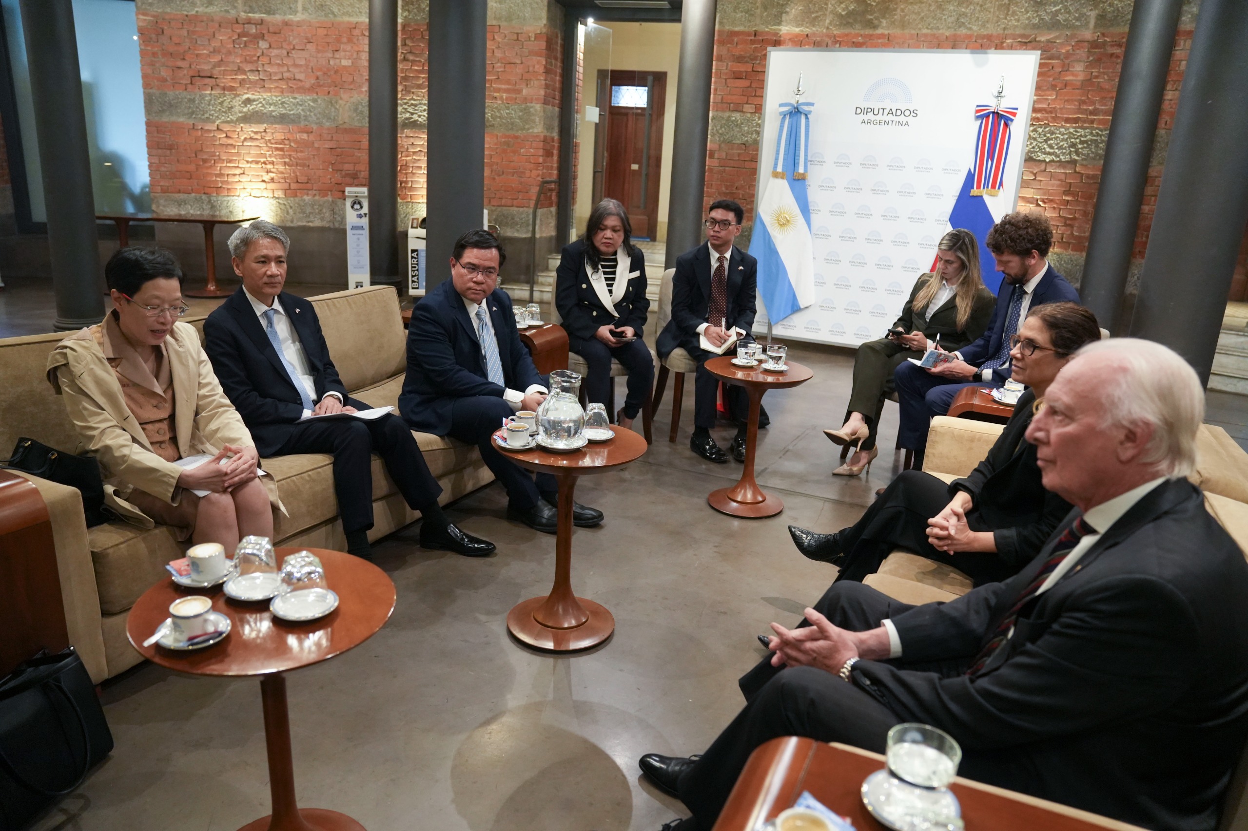 Galeria de imagenes de la noticia EL PRESIDENTE DEL GRUPO PARLAMENTARIO DE AMISTAD CON TAILANDIA RECIBIÓ A UNA DELEGACIÓN DEL PAÍS ASIÁTICO