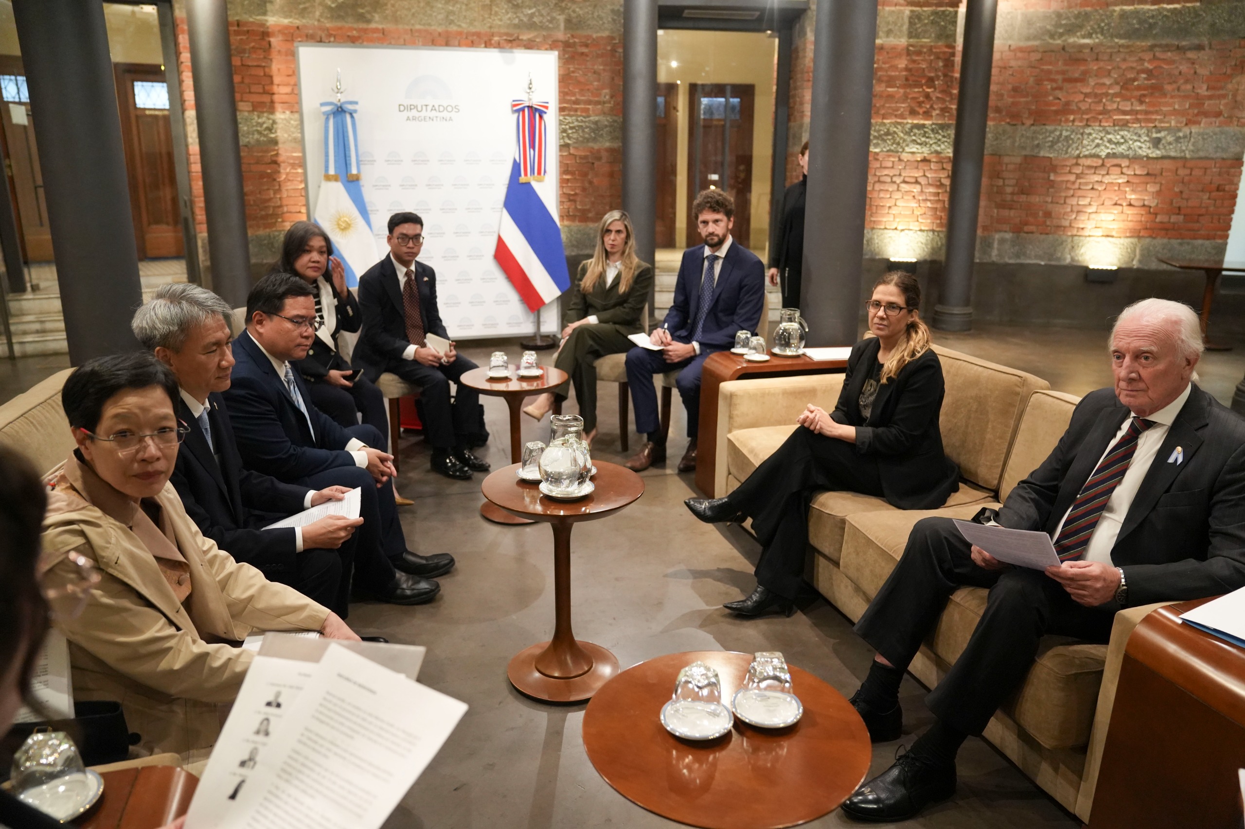 Galeria de imagenes de la noticia EL PRESIDENTE DEL GRUPO PARLAMENTARIO DE AMISTAD CON TAILANDIA RECIBIÓ A UNA DELEGACIÓN DEL PAÍS ASIÁTICO