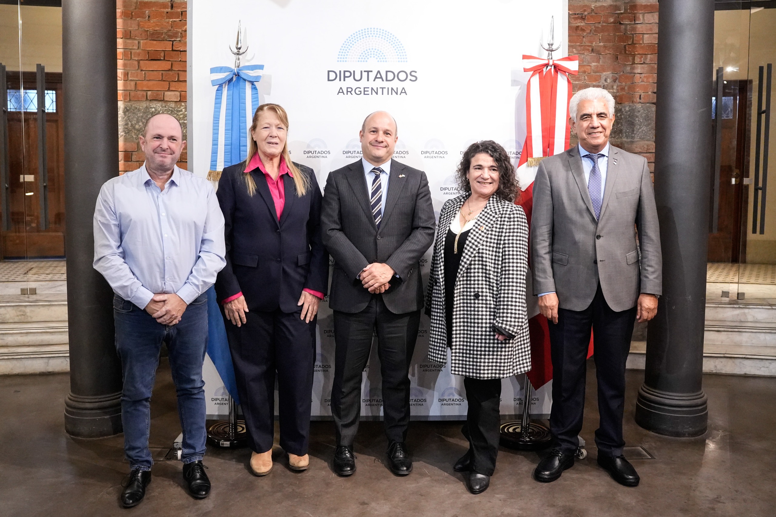 Galeria de imagenes de la noticia GRUPO PARLAMENTARIO DE AMISTAD CON CANADÁ RECIBIÓ AL EMBAJADOR DE ESE PAÍS