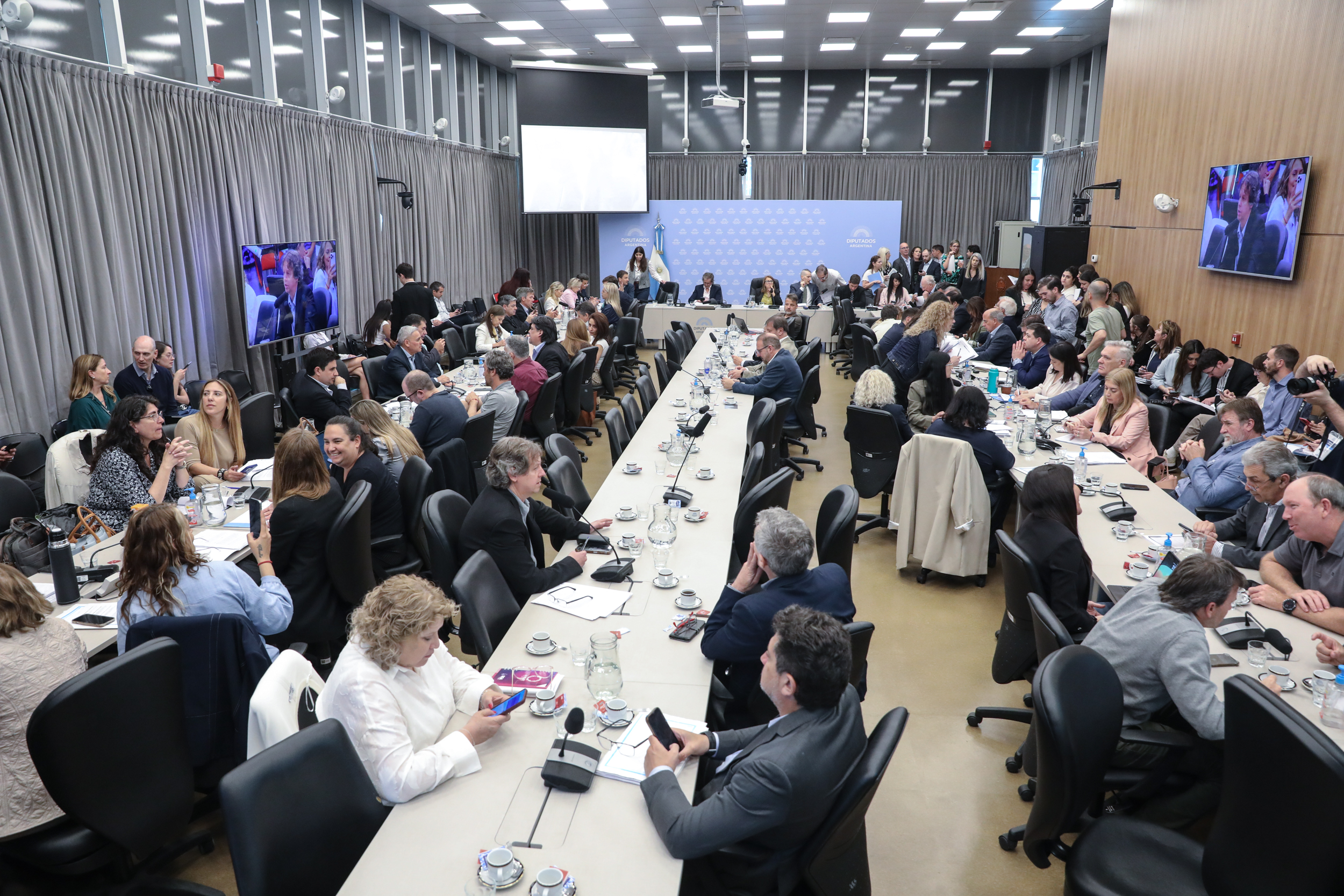 Galeria de imagenes de la noticia UN PLENARIO DE COMISIONES ABORDÓ EL PROYECTO DE DECLARACIÓN DE EMERGENCIA Y PROTECCIÓN PARA LAS MIPYMES