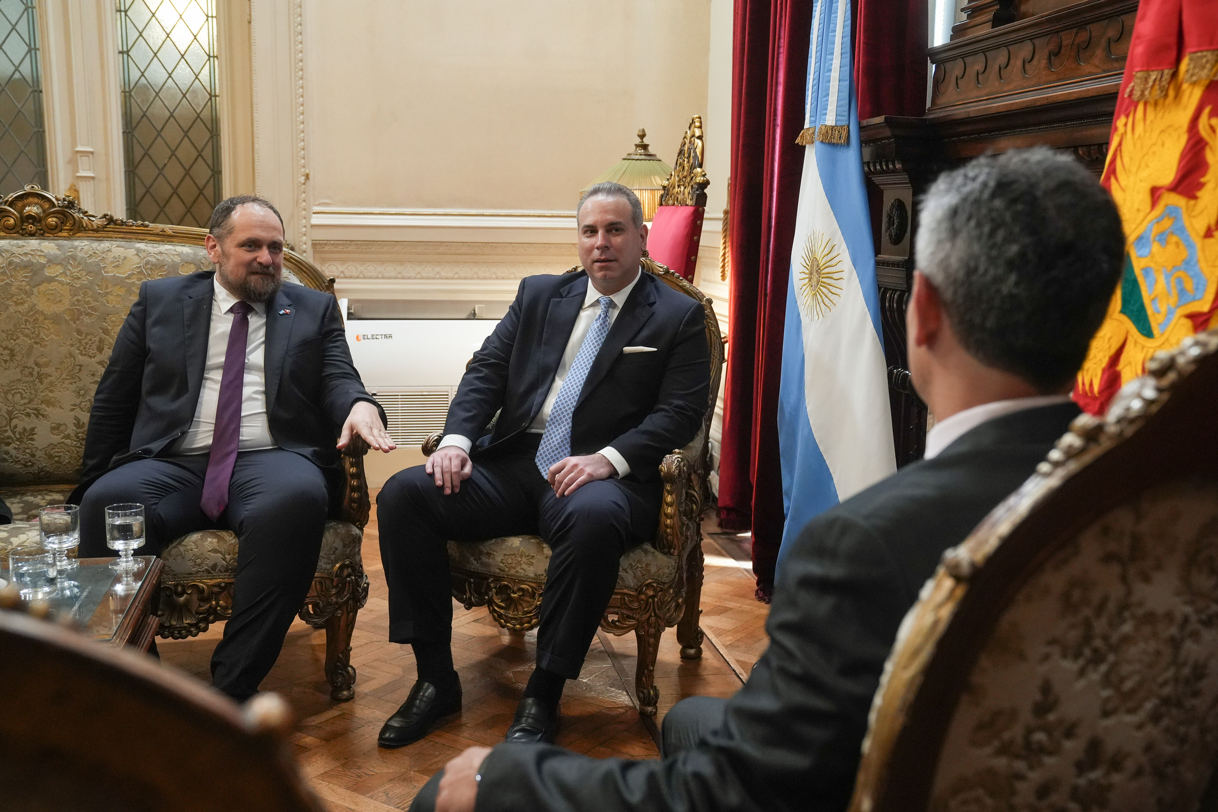 Galeria de imagenes de la noticia MARTÍN MENEM RECIBIÓ A UNA DELEGACIÓN DE MONTENEGRO