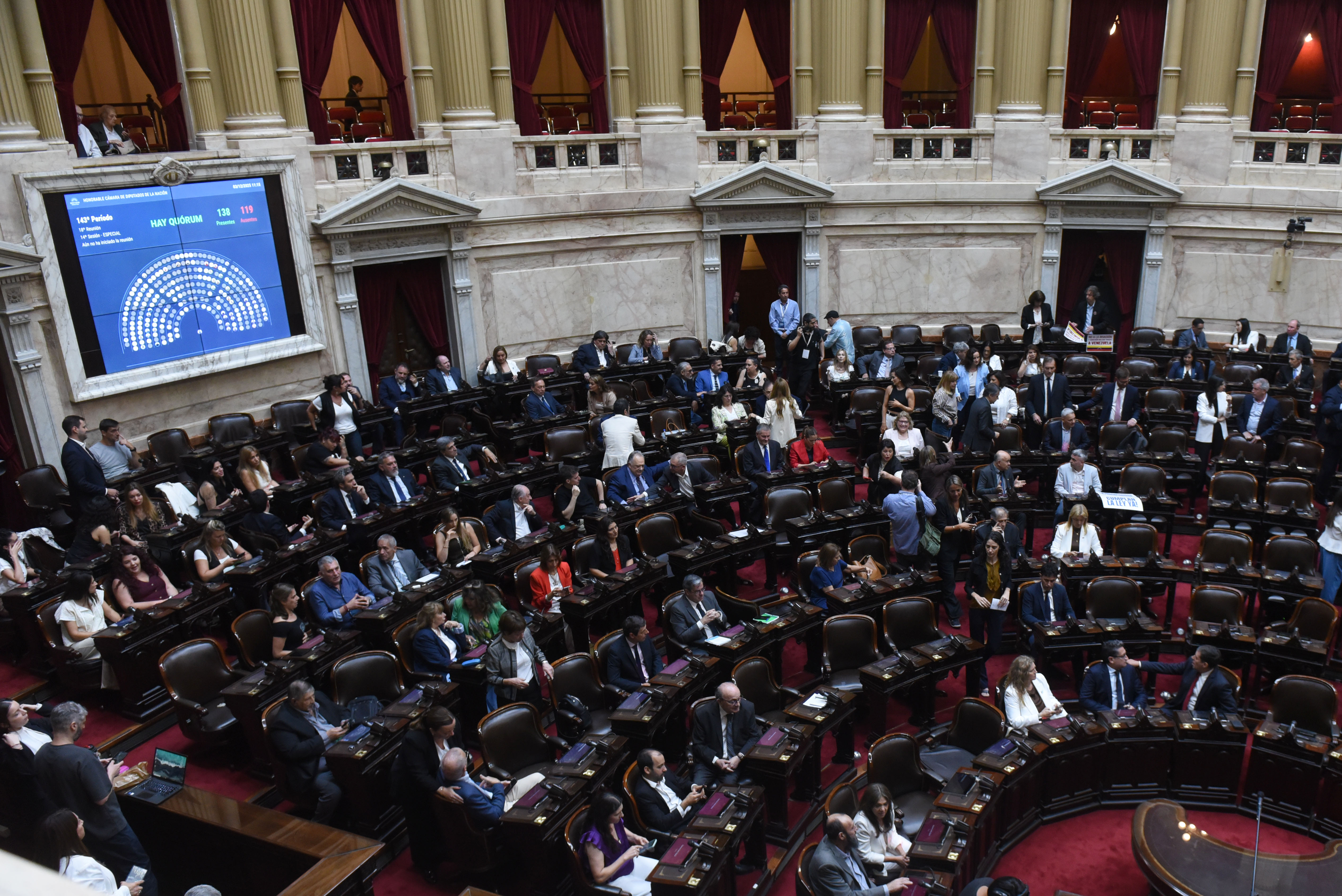 Galeria de imagenes de la noticia CON LA PRESENCIA DEL PRESIDENTE DE LA NACIÓN, JURARON LOS NUEVOS DIPUTADOS Y MARTÍN MENEM FUE REELECTO