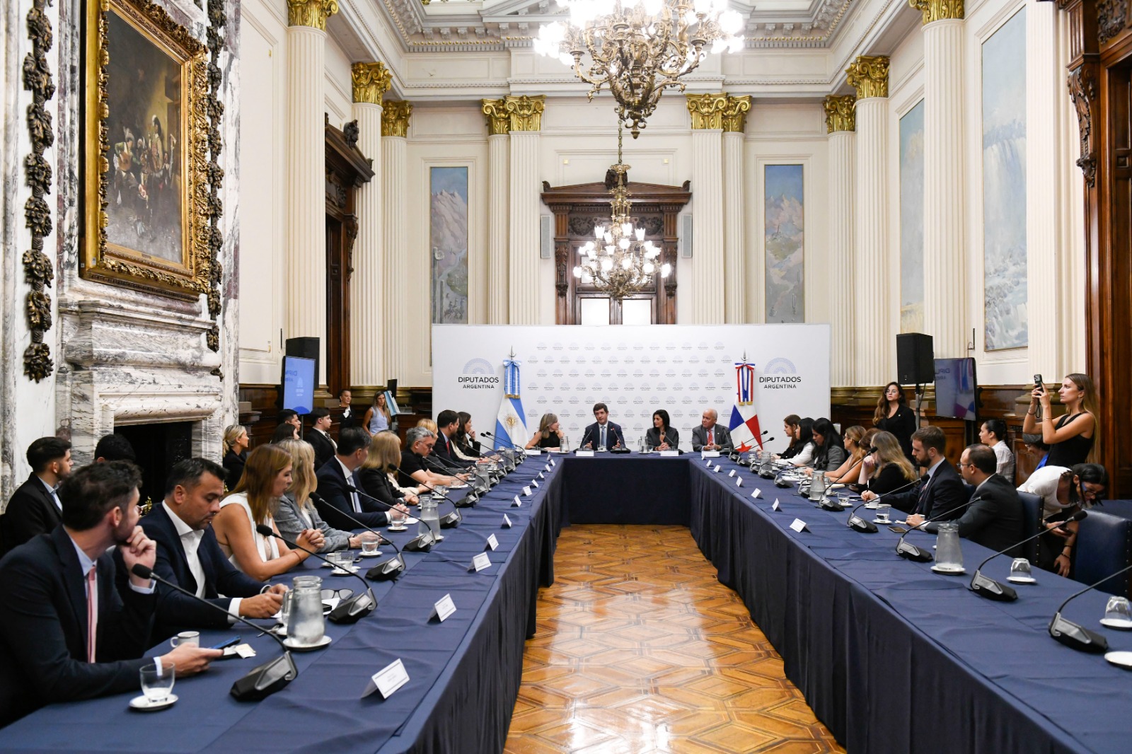 Galeria de imagenes de la noticia EL GRUPO PARLAMENTARIO DE AMISTAD CON PANAMÁ RECIBIÓ AL VICECANCILLER CARLOS HOYOS