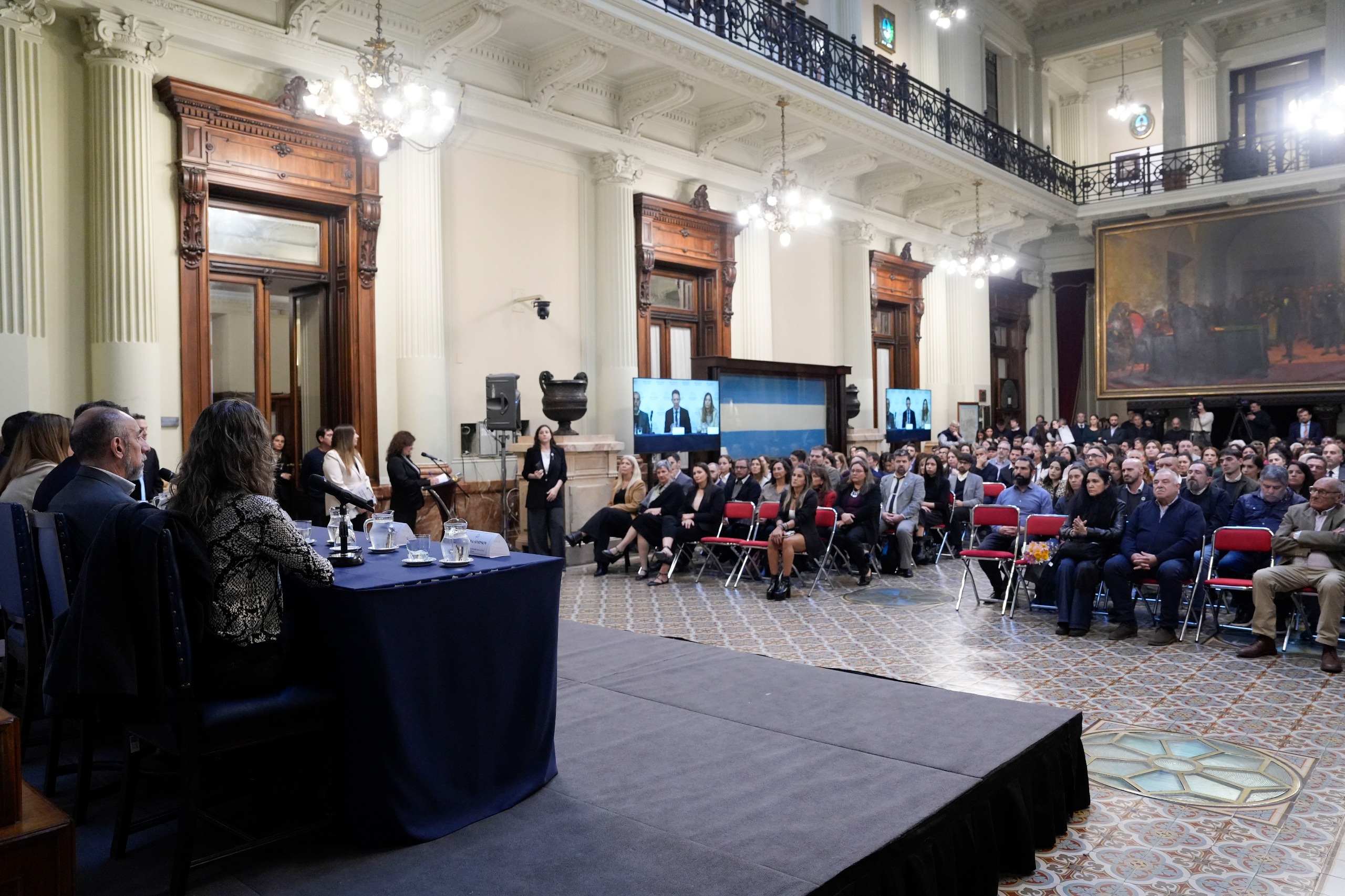 Galeria de imagenes de la noticia EL INSTITUTO DE CAPACITACIÓN PARLAMENTARIA ENTREGÓ DIPLOMAS DE ESTUDIOS AVANZADOS A UN CENTENAR DE ESTUDIANTES	