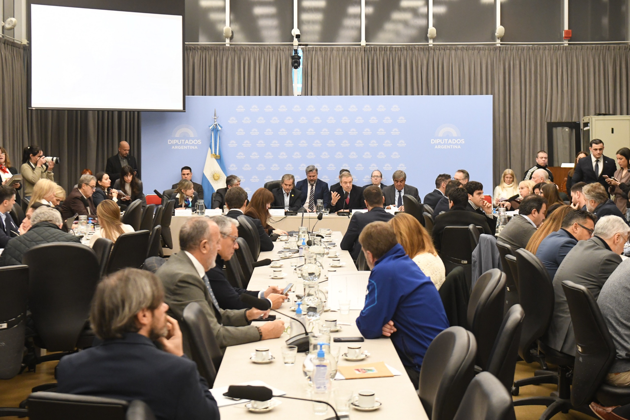 Galeria de imagenes de la noticia REPRESENTANTES DE LAS CÁMARAS EMPRESARIALES EXPUSIERON SOBRE EL RÉGIMEN DE INCENTIVO PARA GRANDES INVERSIONES