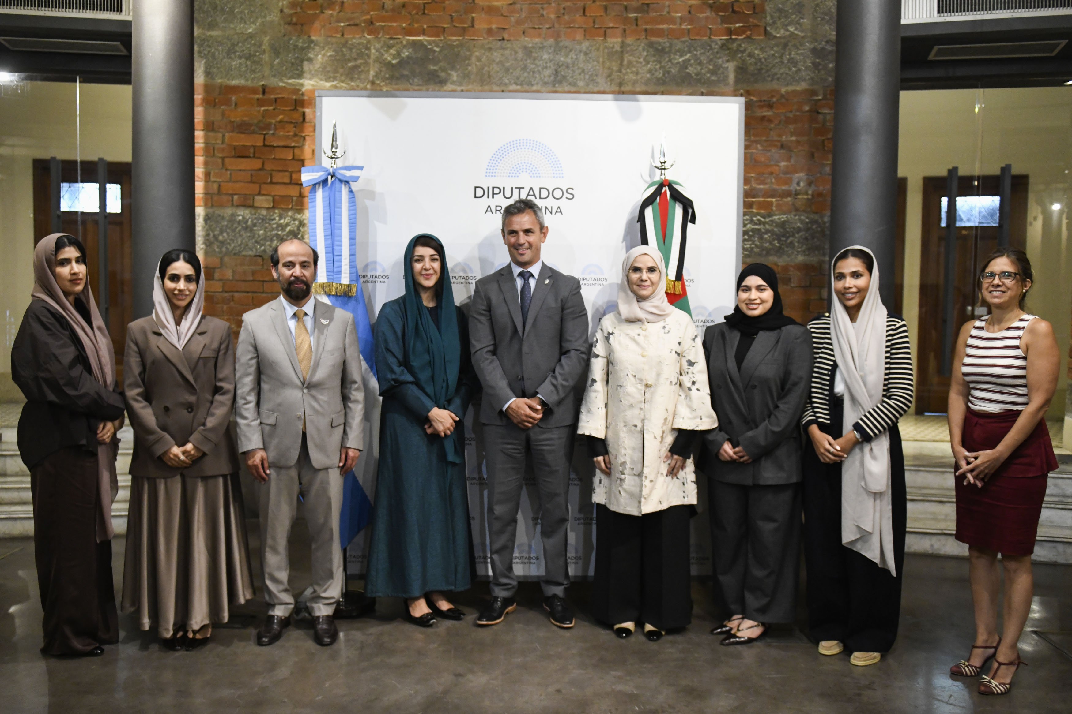 Galeria de imagenes de la noticia MARTÍN MENEM RECIBIÓ A LA MINISTRA DE ESTADO PARA LA COOPERACIÓN INTERNACIONAL DE LOS DE EMIRATOS ÁRABES UNIDOS.