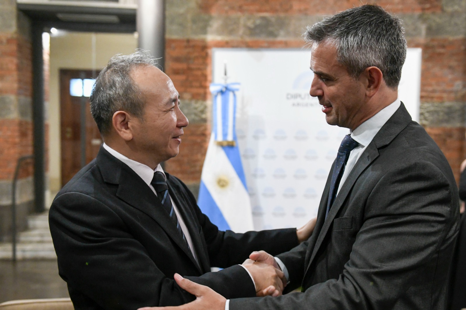 Galeria de imagenes de la noticia MARTÍN MENEM RECIBIÓ AL EMBAJADOR DE CHINA EN ARGENTINA