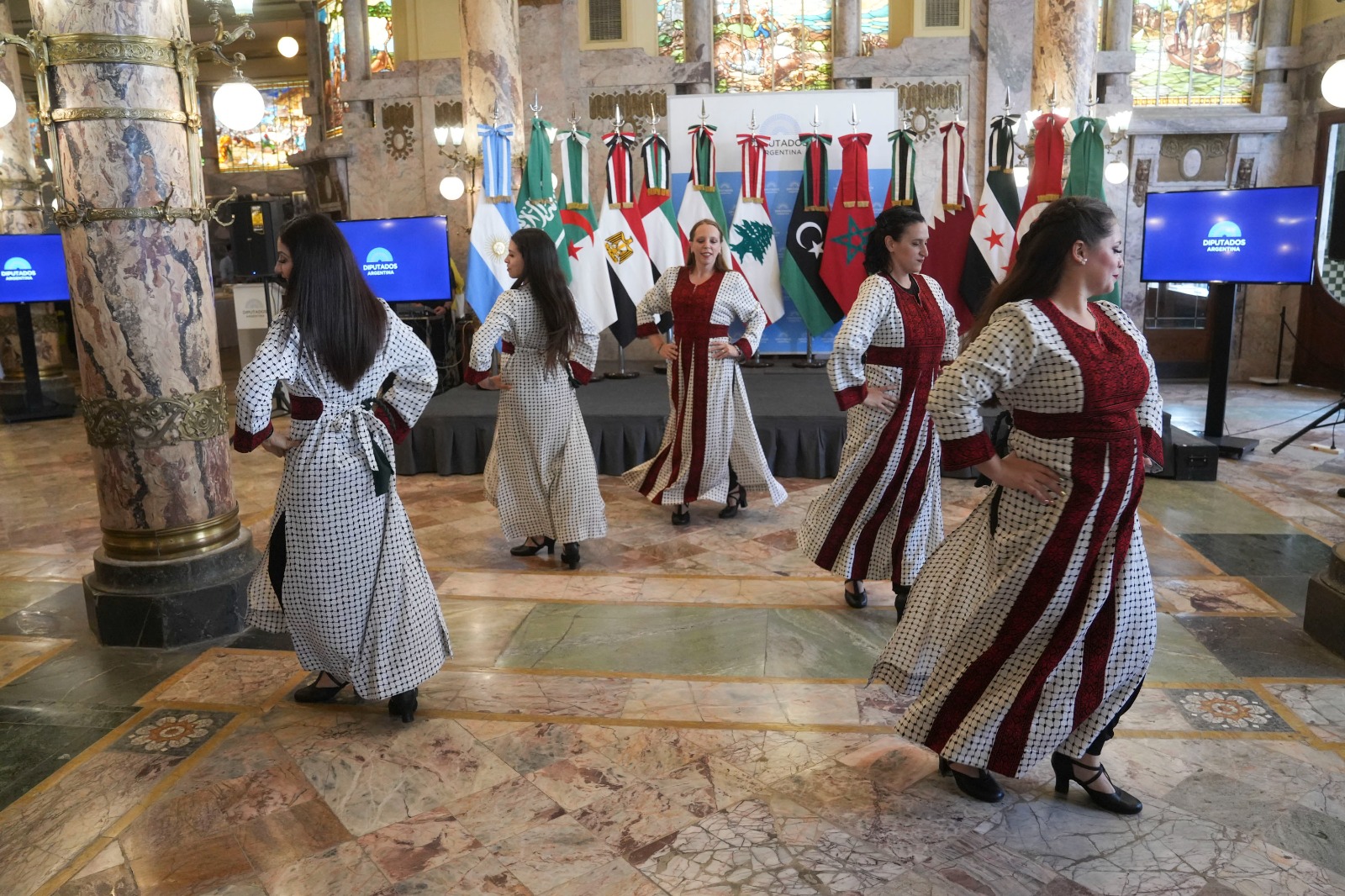 Galeria de imagenes de la noticia SE CONMEMORÓ EL 80° ANIVERSARIO DE LA LIGA DE LOS ESTADOS ÁRABES EN LA EMBLEMÁTICA CONFITERÍA DEL MOLINO