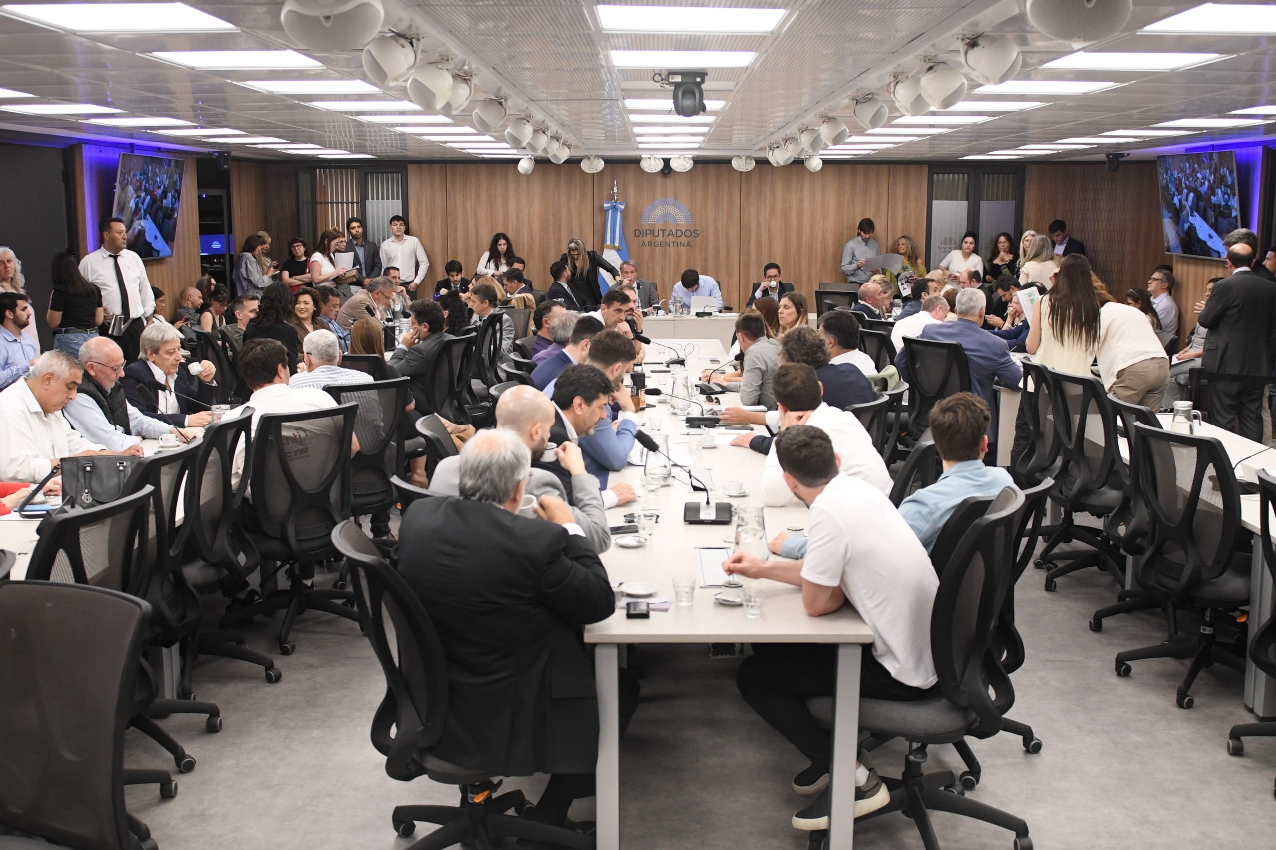 Galeria de imagenes de la noticia DICTAMEN FAVORABLE A LA DEROGACIÓN DE IMPORTACIONES IRRESTRICTAS DE MAQUINARIAS USADAS