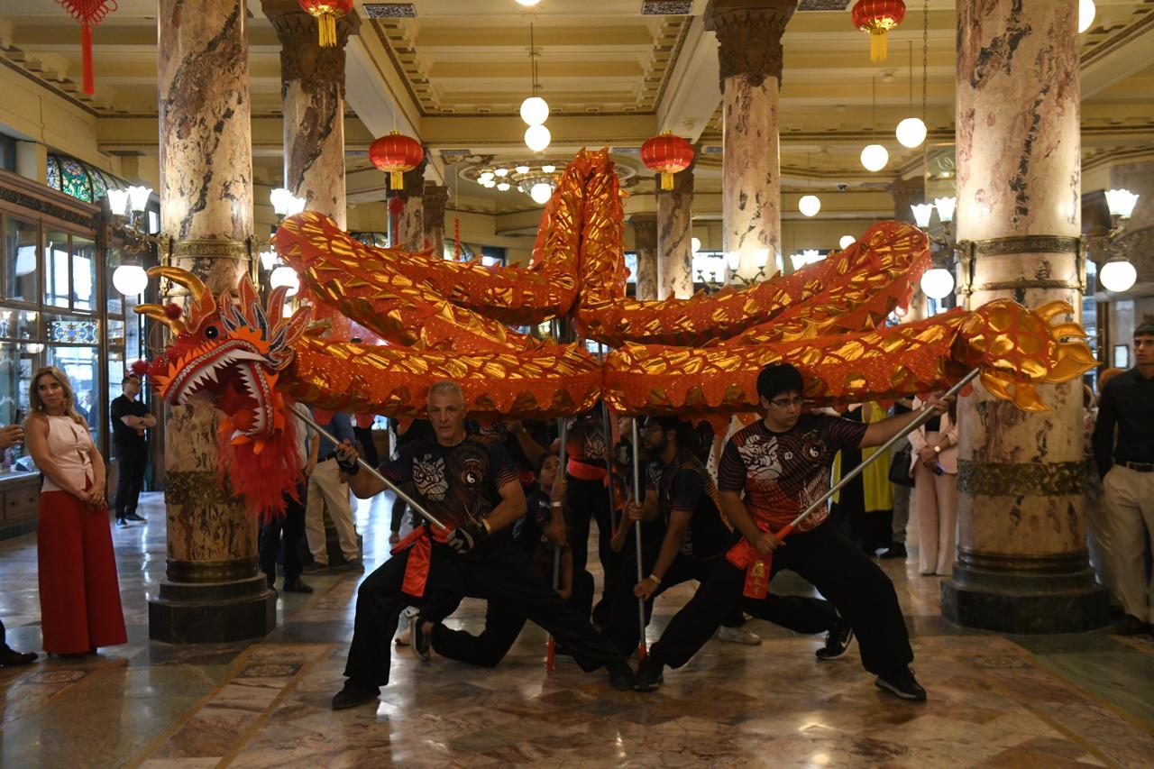 Galeria de imagenes de la noticia MARTIN MENEM Y WANG WEI ENCABEZARON LA CELEBRACIÓN DEL AÑO NUEVO CHINO EN EL EDIFICIO DEL MOLINO