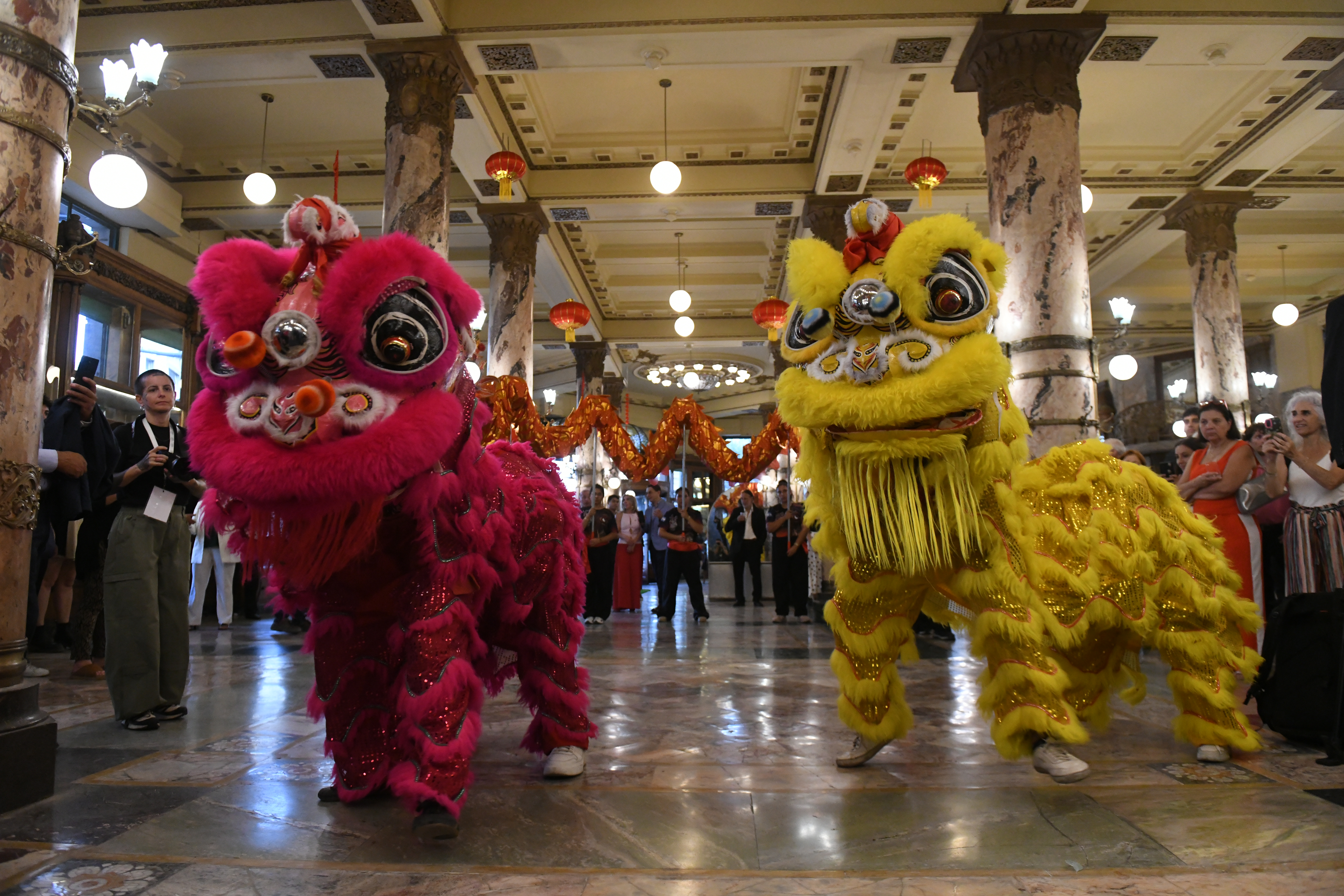 Galeria de imagenes de la noticia MARTÍN MENEM Y WANG WEI ENCABEZARON LA CELEBRACIÓN DEL AÑO NUEVO CHINO EN EL EDIFICIO DEL MOLINO