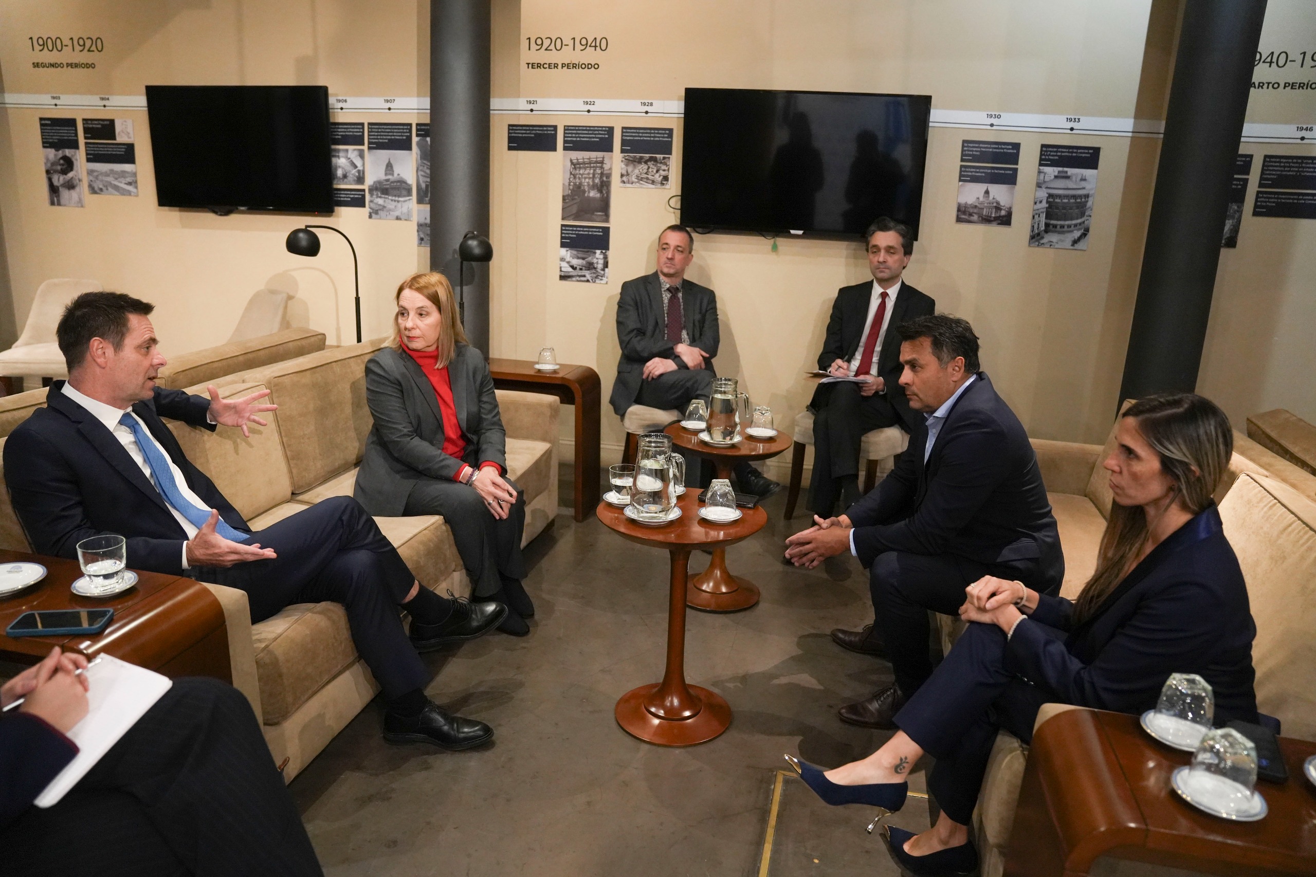Galeria de imagenes de la noticia DIPUTADOS NACIONALES RECIBIERON AL LEGISLADOR FRANCÉS BENOÎT LARROUQUIS