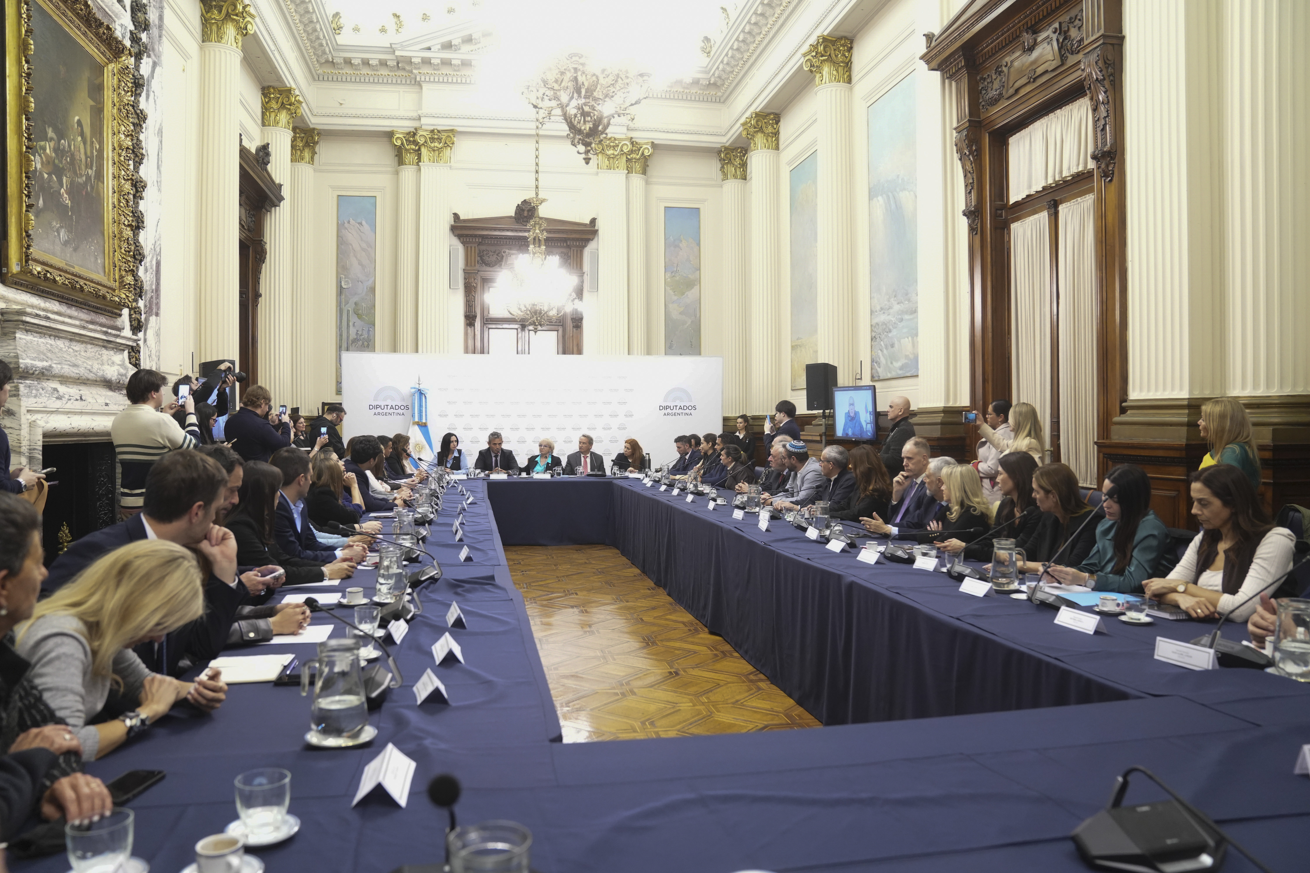 Galeria de imagenes de la noticia DIPUTADOS CONSTITUYERON EL GRUPO PARLAMENTARIO DE AMISTAD CON VENEZUELA Y EXPRESARON SOLIDARIDAD ANTE LA SITUACIÓN HUMANITARIA