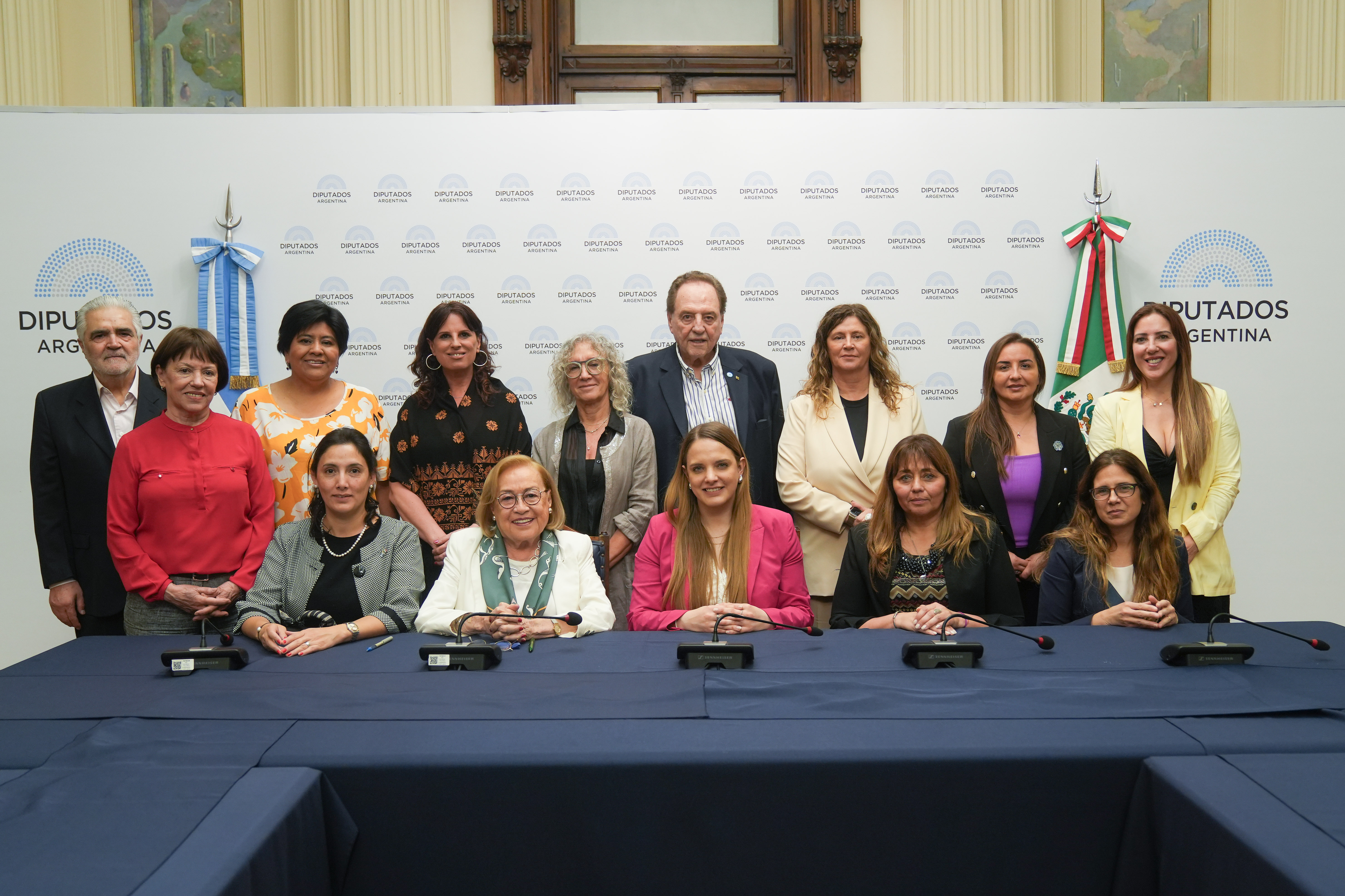 Galeria de imagenes de la noticia CON LA VISITA DE LA EMBAJADORA, SE REUNIÓ EL GRUPO PARLAMENTARIO DE AMISTAD CON LOS ESTADOS UNIDOS MEXICANOS