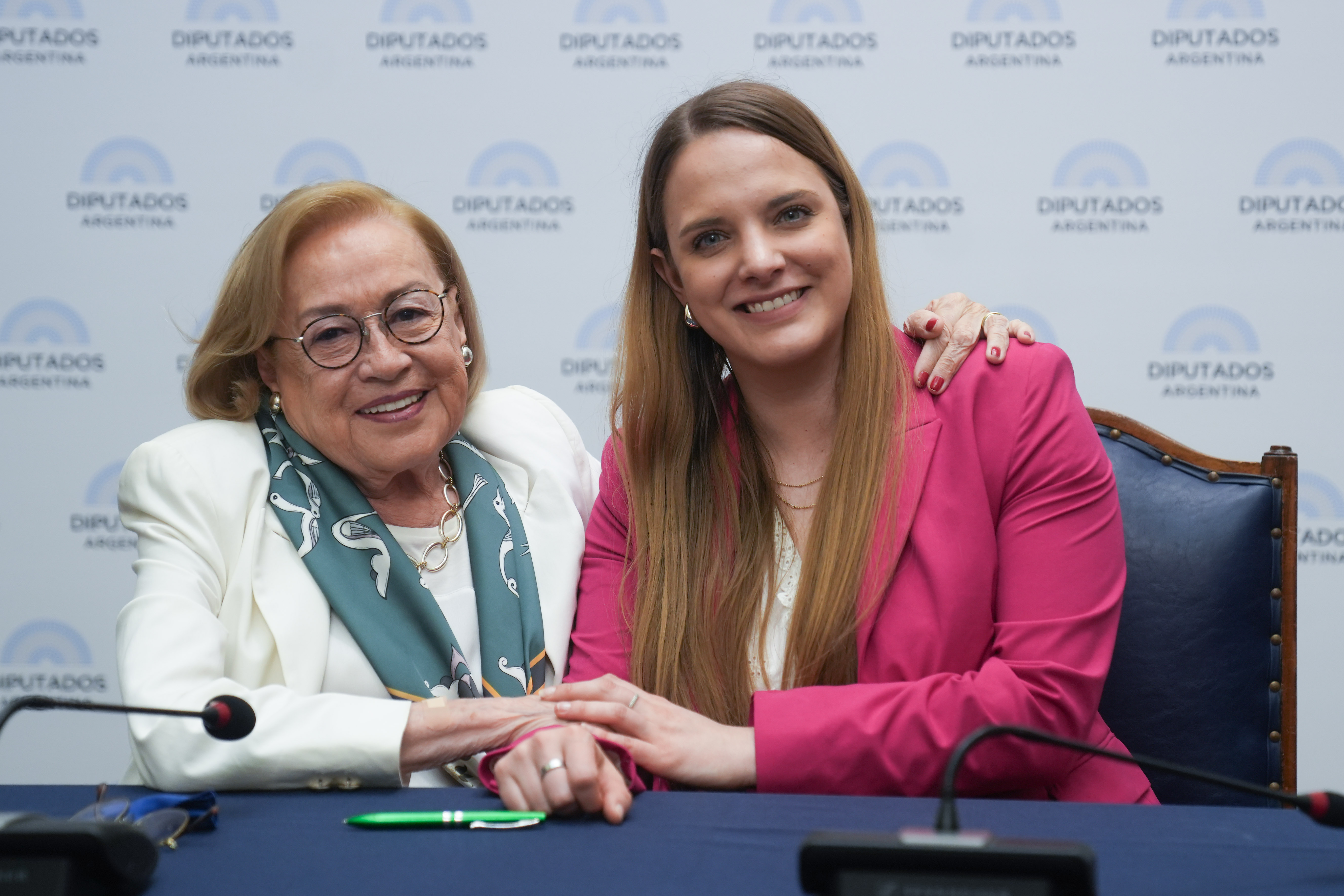 Galeria de imagenes de la noticia CON LA VISITA DE LA EMBAJADORA, SE REUNIÓ EL GRUPO PARLAMENTARIO DE AMISTAD CON LOS ESTADOS UNIDOS MEXICANOS