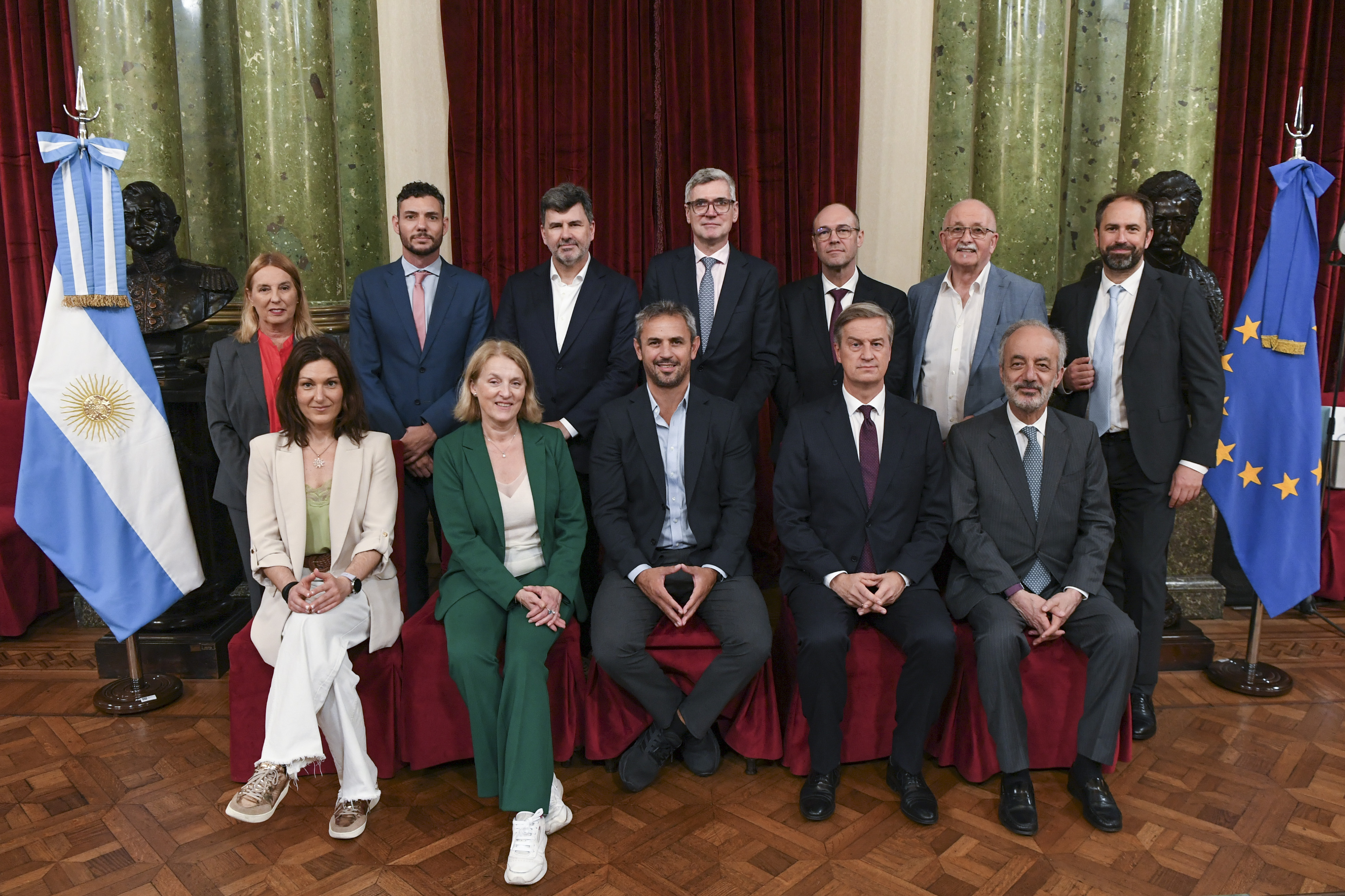 Galeria de imagenes de la noticia MARTÍN MENEM RECIBIÓ A UNA DELEGACIÓN DEL PARLAMENTO EUROPEO PARA LAS RELACIONES CON EL MERCOSUR, PRESIDIDA POR EVELYN REGNER