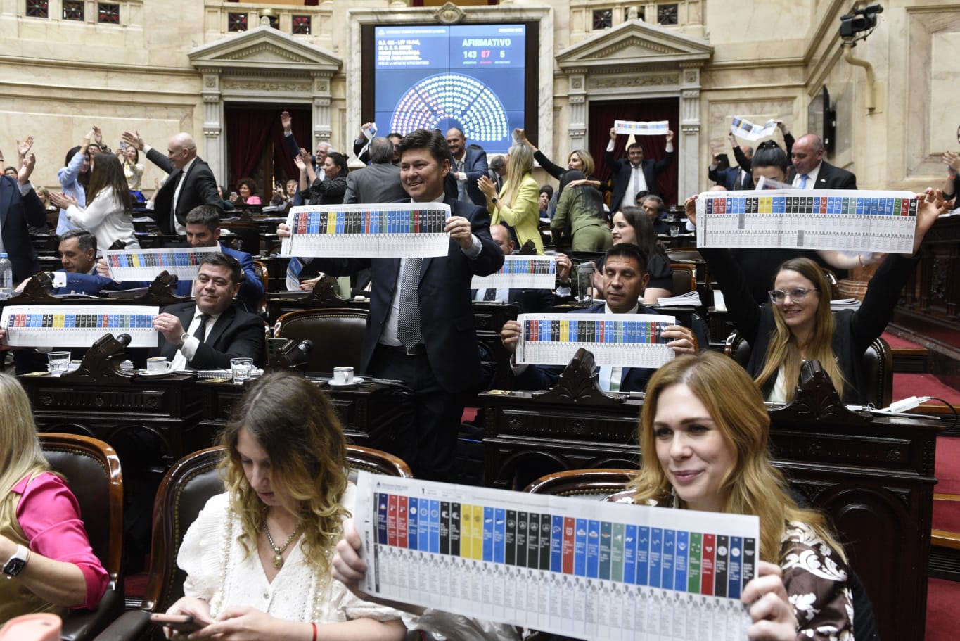 Galeria de imagenes de la noticia EN UNA SESIÓN ESPECIAL, DIPUTADOS CONVIRTIÓ EN LEY LA IMPLEMENTACIÓN DE LA BOLETA ÚNICA PAPEL