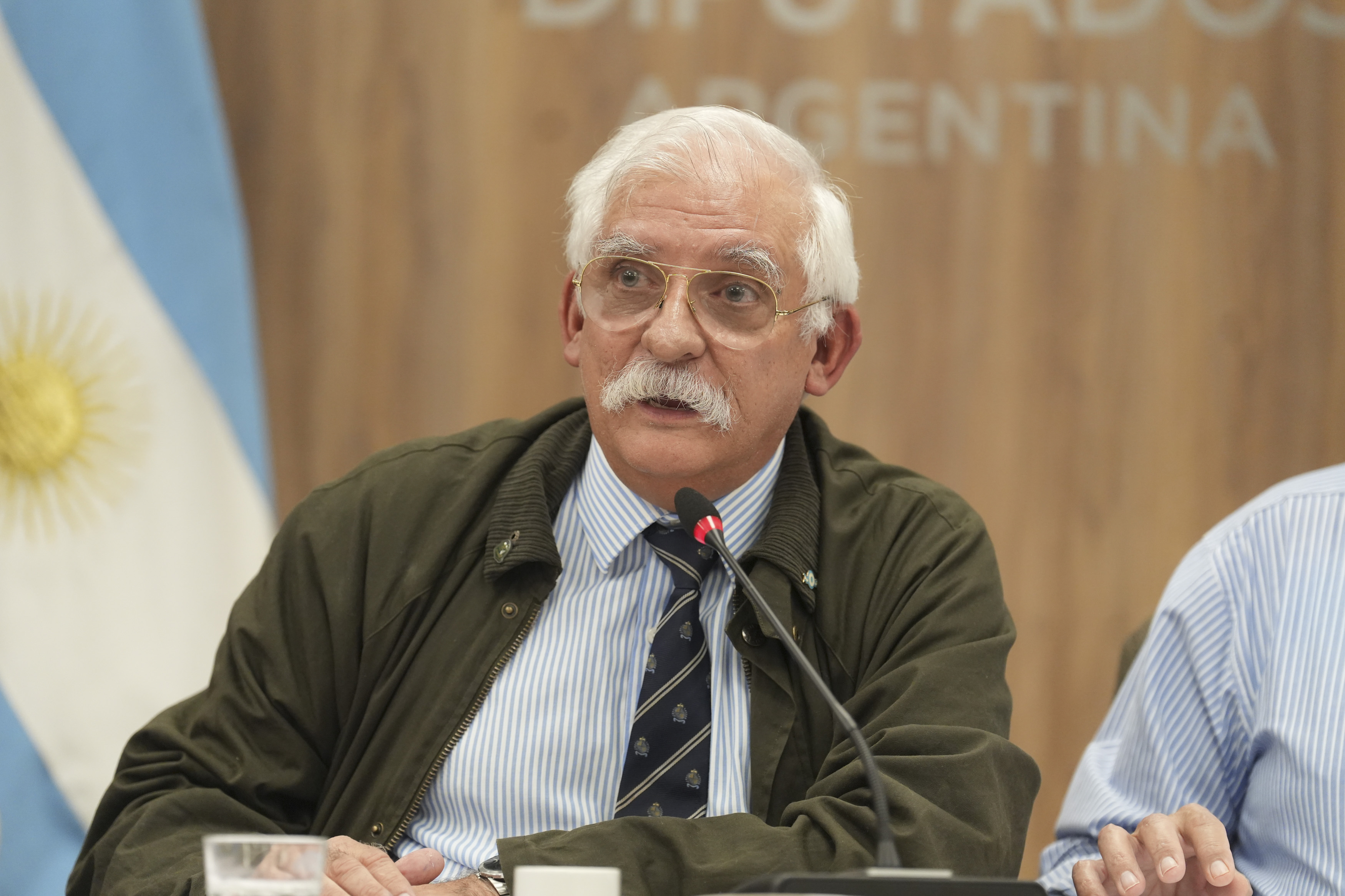 Galeria de imagenes de la noticia DEFENSA APROBÓ OTORGAR LA MEDALLA “LA NACIÓN ARGENTINA AL VALOR EN COMBATE” AL BRIGADIER JORGE MARTÍNEZ