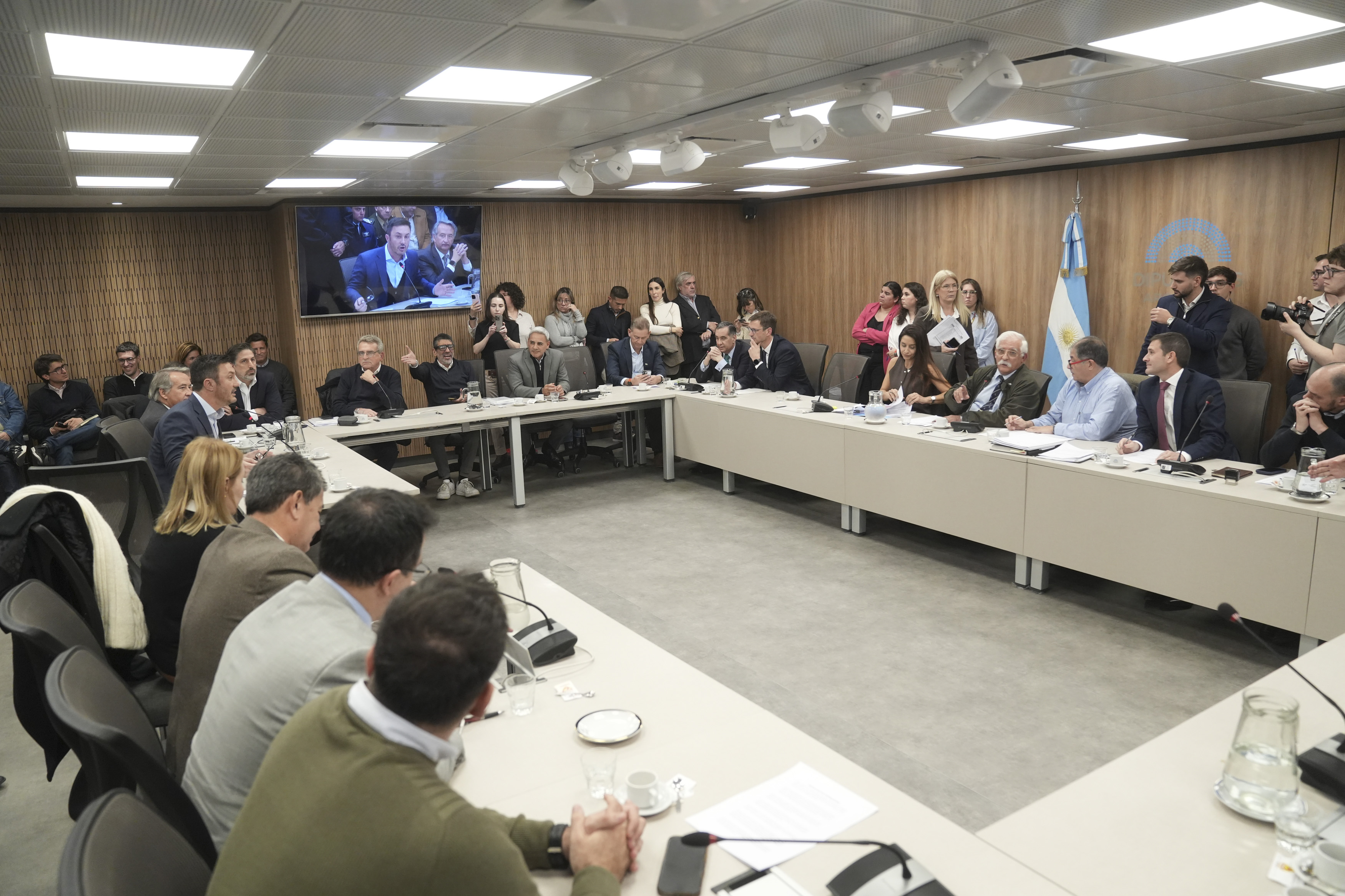 Galeria de imagenes de la noticia DEFENSA APROBÓ OTORGAR LA MEDALLA “LA NACIÓN ARGENTINA AL VALOR EN COMBATE” AL BRIGADIER JORGE MARTÍNEZ