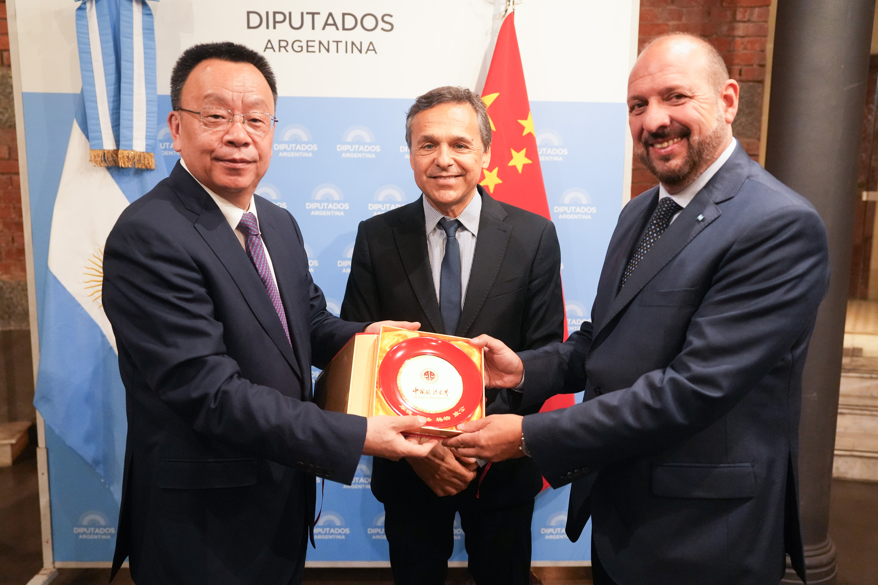 Galeria de imagenes de la noticia GPA RECIBIÓ A DELEGACIÓN DE ACADÉMICOS DE LA UNIVERSIDAD DE CIENCIAS POLÍTICAS Y DERECHO DE CHINA